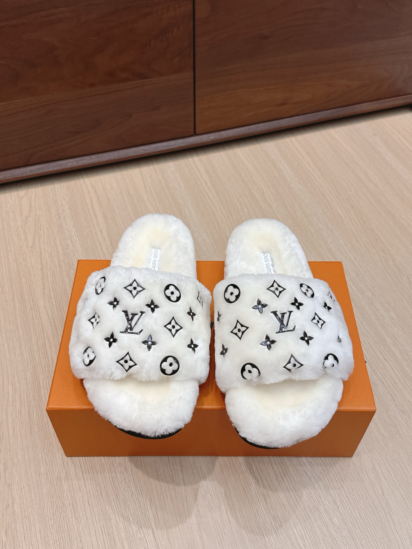 NO:468812,Purchase grade Louis Vuitton LV donkey brand Teddy lamb wool slippers This Paseo Comfort flat-sole wool is made of delicate wool as wide LV letters and Monogram flowers, and is wrapped with a wool sole and is paired with a light tread rubber outsole, suitable for both indoor and outdoor wear. The rice is super warm, and it feels like stepping on a cloud to make the whole wool integrated, exquisite and high-end!  Let the price of this pair of hair increase sharply!  The sole is an anti-slip rubber sole of the original mold, which is very easy to wear and not slip. The delivery counter is exquisitely packaged. Fabric: fur integrated lamb fur. imported lamb fur. Sole original molded rubber foam sole. Size: 35-41 (customized for 40.41), fur shoes and slippers, louis vuitton, louis vuitton, louis vuitton, louis vuitton, louis vuitton, louis vuitton, louis vuitton, slippers19860909代购级 Louis Vuitton路易威登 LV驴牌 泰迪 羊羔毛拖鞋 本款 Paseo Comfort 平底毛拖采用细腻羊毛为宽幅 LV 字母和 Monogram 花卉,再以羊毛鞋底围裹轻柔暖意,搭配轻盈胎面橡胶外底,室内户外穿着皆宜.米超温暖的感觉,穿上仿佛踩在云朵上整张羊毛一体制作,精致高级！让这双毛拖身价陡增！鞋底是原版开模的防滑橡胶大底,非常好穿不打滑 配送专柜精美包装 面料:皮毛一体羊羔毛 垫脚进口羊羔毛 鞋底原版开模橡胶发泡大底 Size:35－41（40.41定做）,毛毛鞋拖鞋,louis vuitton,louis vuitton,louis vuitton,louis vuitton,slippers,Women's Shoes