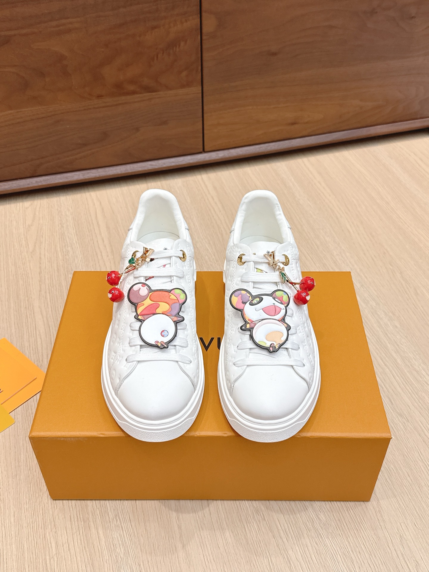 NO:468663,Purchase grade Accessories 60 LV x TM Takashi Murakami Co-branded style Donkey brand L Home Time Out series Embossed Relief Pendant Casual White Shoes Sneakers Original purchase and development Made this model Time Out sports shoes convey the dynamic style of Louis Vuitton x Takashi Murakami reprint series, embellishing the upper with full Monogram embossed, and the colorful tongue and heel LV letters express the artist's 'super flat' aesthetic. The shoelaces are marked with interesting detachable leather patches. The delivery counter is exquisitely packaged. Fabric: original imported cowhide leather, original custom soft sheepskin, sole original molded TPU anti-slip sole, sole thickness 4CM Size: women's model 35-40 (custom 41), casual shoes/sports shoes, louis  vuitton,louis vuitton,louis vuitton,louis vuitton,sneakers,cowhide,sheepskin19860909代购级 配饰60 LV x TM村上隆 联名款 驴牌 L家 Time Out 系列 压花 浮雕 吊坠 休闲 小白鞋 运动鞋 原版购入开发 做货 本款 Time Out 运动鞋传递路易威登 x 村上隆再版系列的动感风范,为鞋面点缀全幅 Monogram 凸纹,再以鞋舌和鞋跟的缤纷 LV 字母道出艺术家的“超扁平”美学.鞋带标注趣意盎然的可拆卸皮革贴饰 配送专柜精美包装 面料:原版进口头层牛皮 内里原版定制柔软羊皮 鞋底原版开模TPU防滑大底 底厚4CM Size:女款35-40（定制41）,休闲鞋/运动鞋,louis vuitton,louis vuitton,louis vuitton,louis vuitton,sneakers,cowhide,sheepskin,Women's Shoes