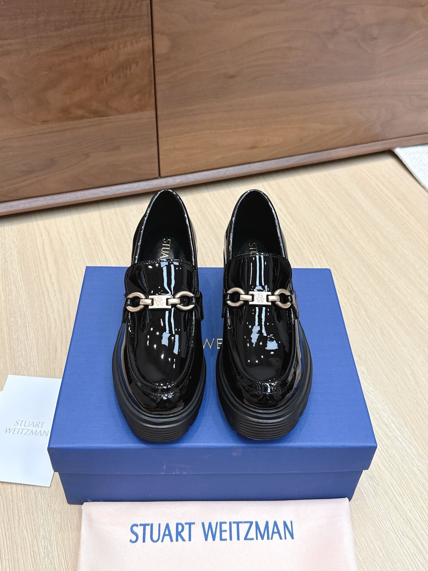NO:468806,Purchasing grade Stu*art Weitzma SW2025 new loafers Sw loafers!  Loafers have been released a lot, and many people are still looking forward to new styles, so SW will arrange them for you immediately as soon as it is available!  This loafer is very simple and classic in itself. The upper is super soft, cow patent leather, with an open bead upper, and the leather texture is very rich. The inner mixed-bred sheepskin is comfortable on the feet. The original open molded sole size 35-41 (customized for 40.41), loafers, stuart weitzman, loafers, sheepskin19860909代购级 Stu*art Weitzma SW2025新款乐福鞋 Sw乐福鞋！乐福鞋出过不少了,还是有很多人一直期待着新的款式,所以SW一有货就马上为你们安排上了！ 这款乐福鞋本身就很简约经典 鞋面超柔软牛漆皮,开边珠鞋面,皮质质感爆棚 内里混种羊皮上脚舒服 大底原版开模大底 尺码35-41(40.41定制),乐福鞋,stuart weitzman,loafers,sheepskin,Women's Shoes