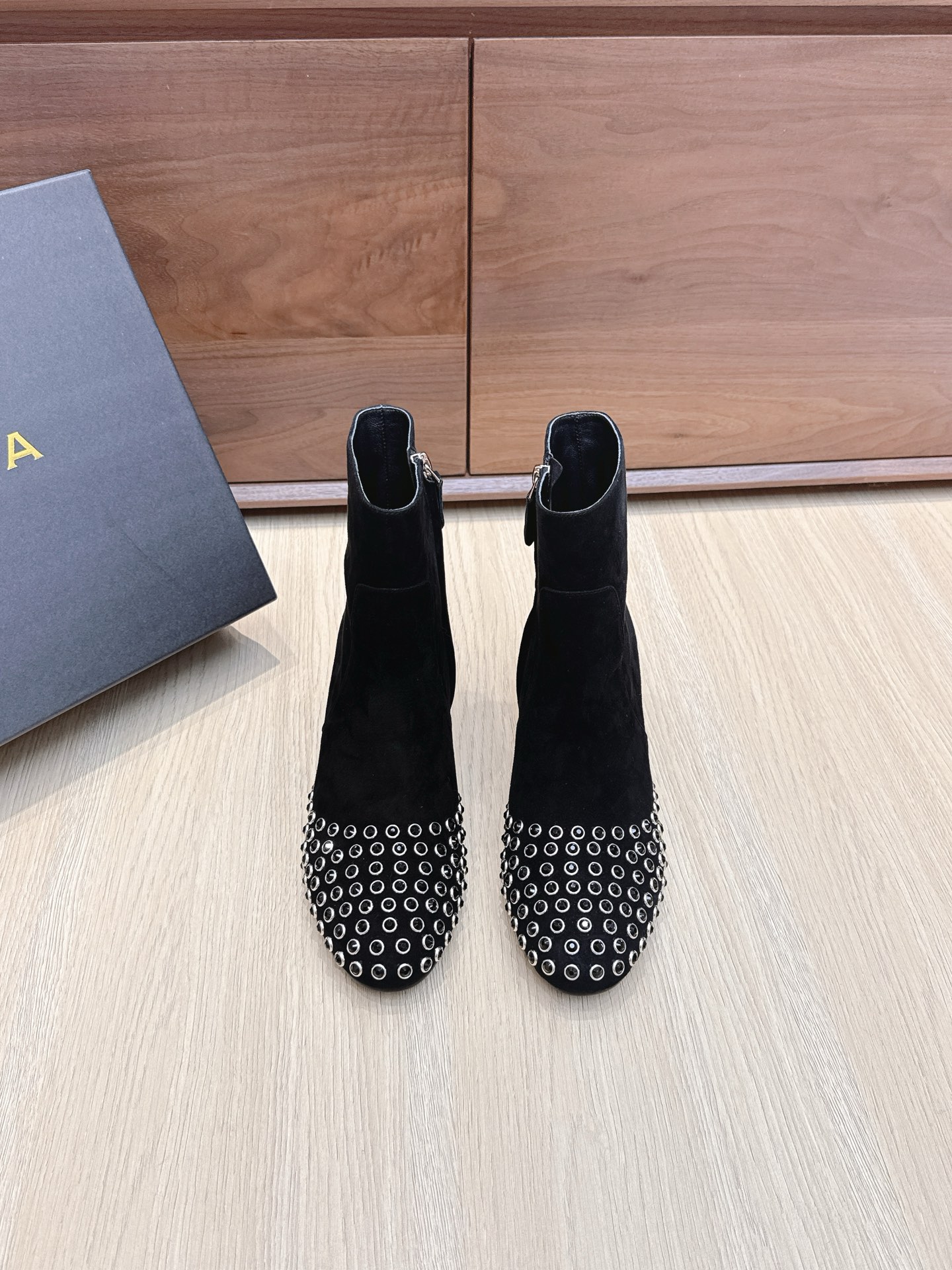 NO:468824,Purchase grade #Alaiya rhinestone ankle boots new product Make a blingbling girl paper in autumn and winter. This is too shining, and the thick heel is also very stable!  Suede/calf leather material, cowhide sole Size35-39 (40/41 42 customized non-return and exchange), boots, boots, cowhide, chamois leather19860909代购级 ＃阿莱亚水钻踝靴新品 25秋冬做个blingbling的女孩纸啊 这也太闪耀啦,而且粗跟也很稳！麂皮/小牛皮材质,牛皮底 Size35-39（40/41 42定制不退换）,靴子,boots,cowhide,chamois leather,Women's Shoes