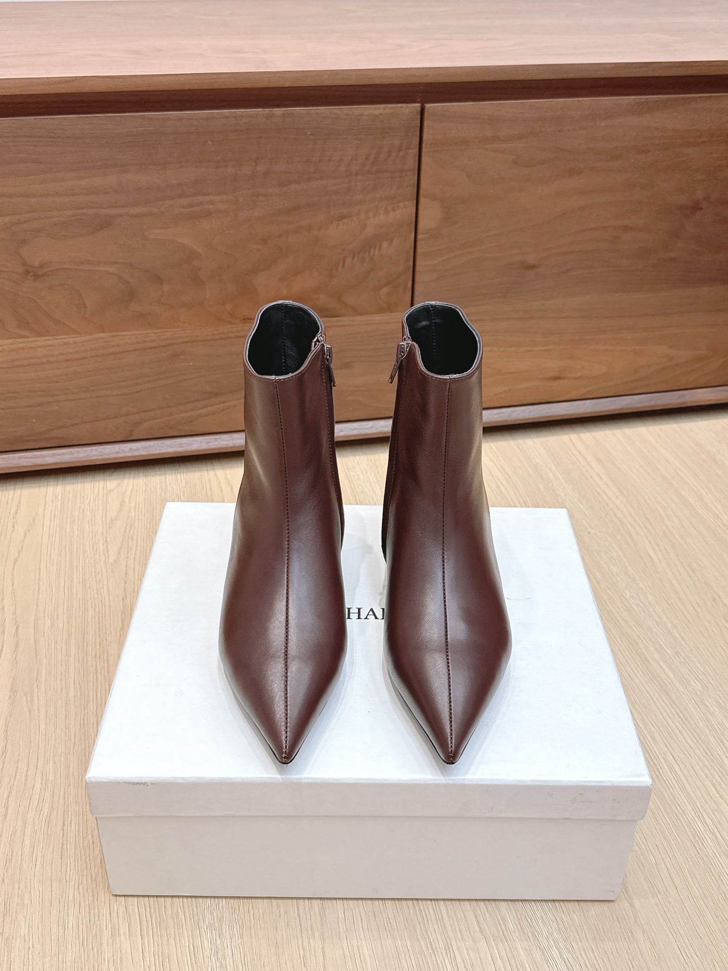 NO:468831,Purchase grade Khaite 25ss New beautiful magic boots in autumn and winter. A and cool may not necessarily kill men, but must kill women. The shoe shape is slender and fashionable, with a slight accumulation of the feeling of legs that makes the goddess's versatile leg slim boots, which can easily create fashionable long legs. The original custom high-quality sheepskin upper is made of inner sheepskin inner sole imported from Italy. Size35-39# (40 41 custom made without return or exchange), boots, boots, sheepskin, Leather soles19860909代购级 Khaite 25ss 秋冬新款绝美神靴 又A又飒不一定斩男,但一定斩女 鞋型纤细又时髦,微微的堆积感超显腿细 女神的百搭瘦腿靴,轻松穿出时尚大长腿 鞋面原版订制优质羊皮 内里羊皮内里 鞋底意大利进口真皮大底 Size35-39#（40 41订做不退换）,靴子,boots,sheepskin,Leather soles,Women's Shoes