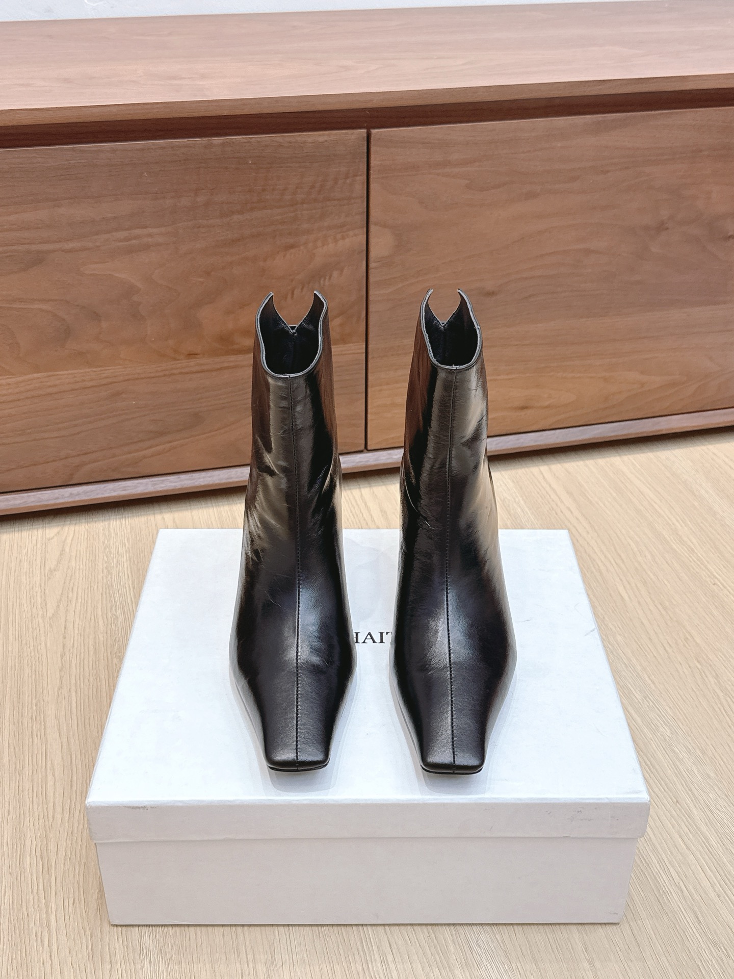 NO:468837,Purchase-Agent Khaite autumn and winter new product flat-heeled small square-toe nude boots side zippered short boots!  Fashionable minimalist square head with flat heel design, chic and versatile and stable feet, and there is no need to think about matching. The dress and short skirt are very good-looking. The original custom lambskin/suede/snakeskin inner footbed crystal lambskin imported from Italy Size#35-40 (40 custom made without return and exchange), boots, boots, skirts, sheepskin, snakeskin, chamois leather, Leather soles19860909代购级 khaite 秋冬新品平跟小方头裸靴侧拉链短靴！ 时髦极小简方头搭配平跟的设计 潇洒百搭而且脚感很稳 而且在搭配上不用多做思考 连衣裙和小短裙都非常好看. 鞋面原版定制小羊皮/麂皮/蛇皮 内里垫脚水晶羊皮 意大利进口真皮大底 Size#35-40（40定做不退换）,靴子,boots,skirts,sheepskin,snakeskin,chamois leather,Leather soles,Women's Shoes