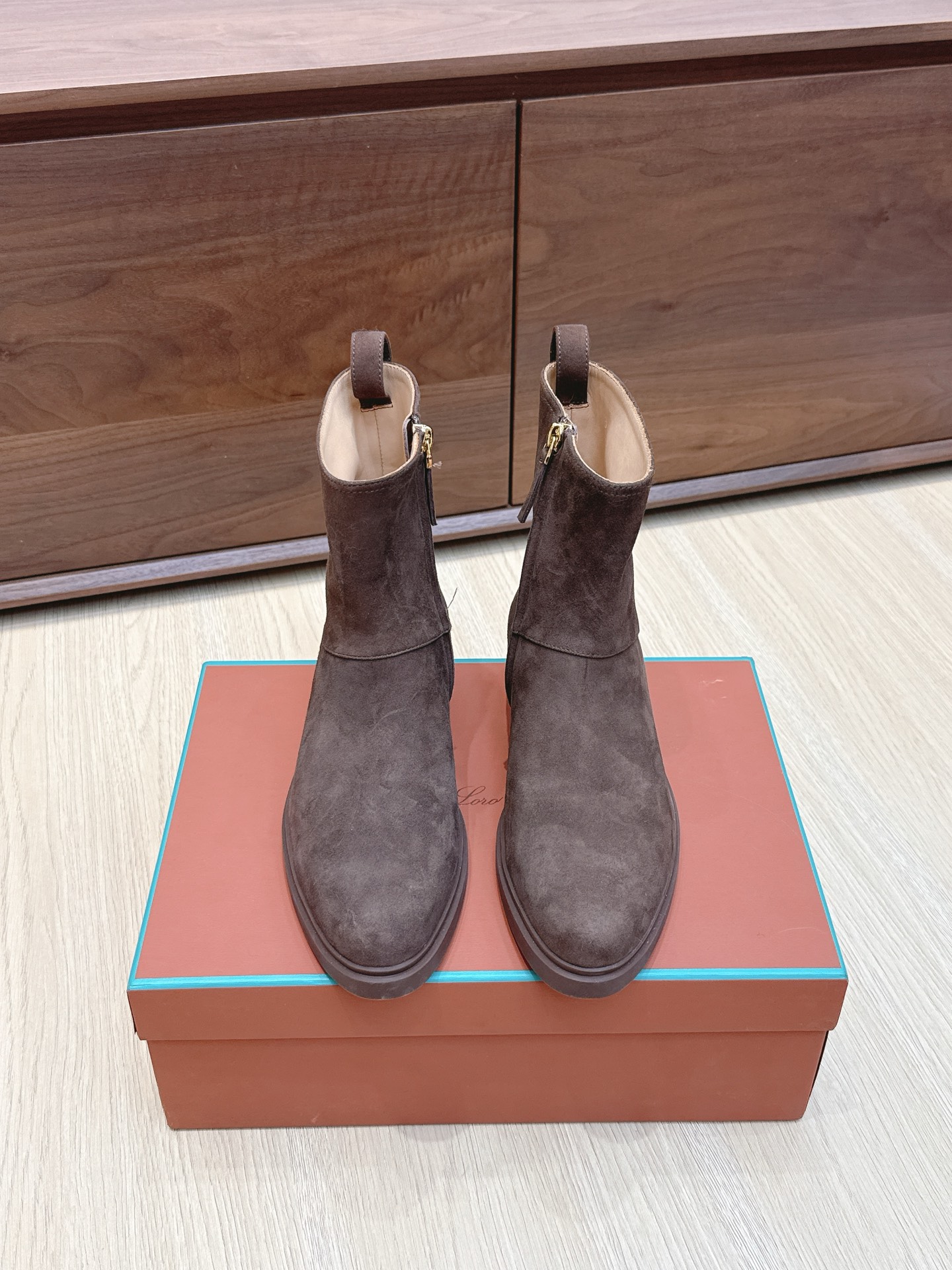 NO:468842,Purchase grade Loro Pian*25s spring and summer new style, minimalist retro side zipper flat boots, a very minimalist retro style, the upper is a simple matte cowhide surface, only pure cowhide texture, only the boot barrel has a gold ring, and the side zipper is more invisible and more convenient to put on and take off!  The inner lining is also made of a ox lining, which is wear-resistant and easy to wear. The overall boot is relatively short, so the overall weight is super light!  Rubber outsole is softer and easier to walk~ Material cowhide, inner cow, outsole rubber outsole, shoe size 35-39/40 41 Customized non-return, boots, loro piana, boots, cowhide19860909代购级 Loro Pian*25s春夏新款 极简复古侧拉链平底短靴 非常极简复古的款式,鞋面整体就是哑光牛皮面的简单制作,只有纯粹的牛皮质感,唯有靴筒上多了圆环金色,侧面拉链更隐形也更方便穿脱！内里也是采用牛里制作,耐磨又好穿～整体靴筒比较短,所以整体重量超级轻便！橡胶大底更柔软好走哦～ 材质牛皮 内里牛里 大底橡胶大底 鞋码35-39/40 41定制不退换,靴子,loro piana,boots,cowhide,Women's Shoes