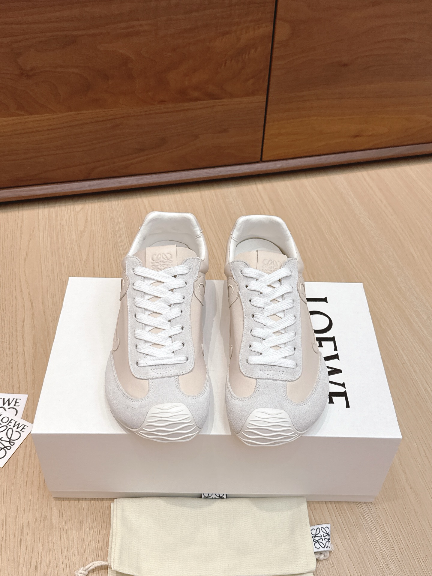 NO:468829,Purchase grade #Loyiwei's new big-headed sneakers Ballet Runner 2.0 ballet Forrest Gump shoes, the toe design is more interesting, the heel design is novel, soft and comfortable. This Forrest Gump shoes will be rated as the most comfortable rampage shoe of the year, like walking on flat ground!  Sneakers are recommended for correct size. The shoes are simple and neat low-top shoes, with the first letter of the brand logo on the side. The most important thing is that you will fall in love with this shoe and you will never have the intention to choose other sports styles. Material introduction: The upper is made of imported cow velvet + calfskin + windbreaker cloth (it is very challenging to the technology of needle car wiring), original customized abrasives outsole!  Fully packaged, comfortable, simple, versatile, Forrest Gump shoes, the design is inspired by ballet shoes and the shoe style of the 1970s, and it is a little retro!  !  Original box packaging!  Size35-45M, casual shoes/sports shoes, loewe, sneakers, cowhide19860909代购级 #罗意威新款大头运动鞋Ballet Runner2.0芭蕾阿甘鞋,鞋头的设计更有趣味性,脚后跟设计新颖 柔软舒适,这款阿甘鞋会被评为年度最舒适的暴走鞋 ,如履平地 ！运动鞋建议正码  鞋子呈简约利落的低帮鞋型,侧面有品牌Logo的首字母,最重要的一点 ,穿上这款鞋就一定会爱上,而且再也无心选备其他运动风了. 材质介绍 : 鞋面由进口牛绒+小牛皮+风衣布 拼接而成 (很考验针车走线的技术哟) ,原版定制磨具大底！ 配齐包装  舒适 简约 百搭 暴走阿甘鞋 ,设计灵感来源于芭蕾舞鞋和20世纪70年代的鞋履风格,有些小复古 ！！原盒包装！Size35-45M,休闲鞋/运动鞋,loewe,sneakers,cowhide,Women's Shoes