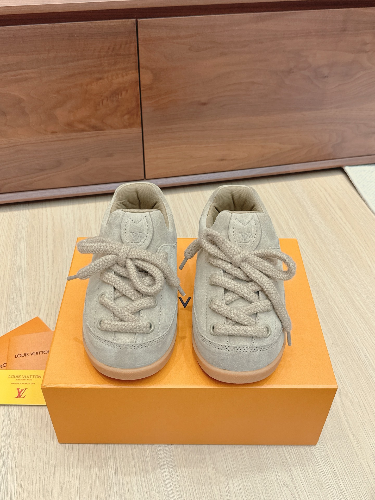 NO:470472,Purchase level men's 10 LV | Louis Vuitton 2025 Autumn and Winter New Models Original Consistent Latest Bread Casual Shoes Hard Products New Purchase Level!  Full of high-end feeling!  A popular model from domestic and foreign bloggers, retro and fashionable, beautiful!  Wear it with a lot of happiness!  Official website main model★ ━━━━━ t ━━━━━━━━━━━━━━━━━━━━━━━━━━━━━━━━━━━━━━━━━━━━━━━━━─Original custom imported calfskin fabric inner lining Italian imported breathable gauze mesh outsole rubber PU high-end sole Shoe size: Women 35-40 Men 40-45, loafers, louis vuitton,louis vuitton,loafers,19860909代购级男10 LV | 路易威登 2025 2025秋冬新款 原版一致 最新款面包休闲鞋 硬货上新 代购级别！高级感十足！国内外博主刷爆的一款,复古又时髦上脚美炸了！穿上满满的幸福感！官网主推款★ ━━━━━ t ━━━━━ 鞋面原版订制进口小牛皮面料 内里意大利进口透气纱网 大底橡胶PU高端大底 鞋码: 女35-40 男40-45,乐福鞋,louis vuitton,louis vuitton,loafers,cowhide,Women's Shoes