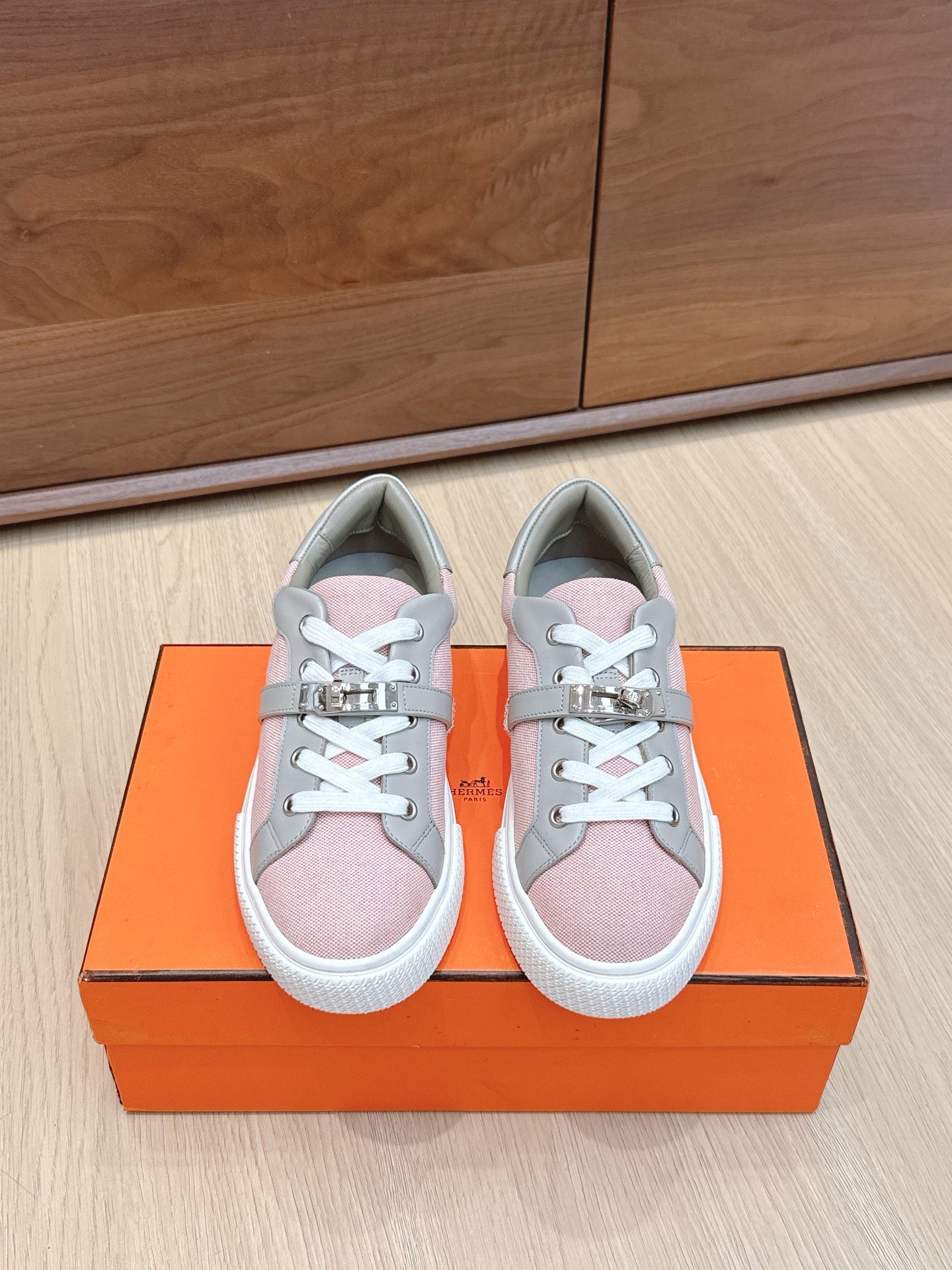 NO:468776,Purchase grade men's size #Hermes loafers casual sneakers skateboard shoes This Kiddy series calfskin and suede goatskin lace-up sneakers are decorated with the iconic 'H' details. The design is simple and smooth, creating a fashionable urban look. The bottom is 2.5CM Size35-45M, casual shoes/sports shoes, hermes, loafers, sneakers, cowhide, sheepskin, chamois leather19860909代购级男码  #爱马仕乐福鞋 休闲 运动鞋 滑板鞋 这款Kiddy系列小牛皮和麂皮山羊皮免系带运动鞋,饰有标志性“H”细节.设计简约流畅,打造时尚都市造型 底厚2.5CM Size35-45M,休闲鞋/运动鞋,hermes,loafers,sneakers,cowhide,sheepskin,chamois leather,Women's Shoes