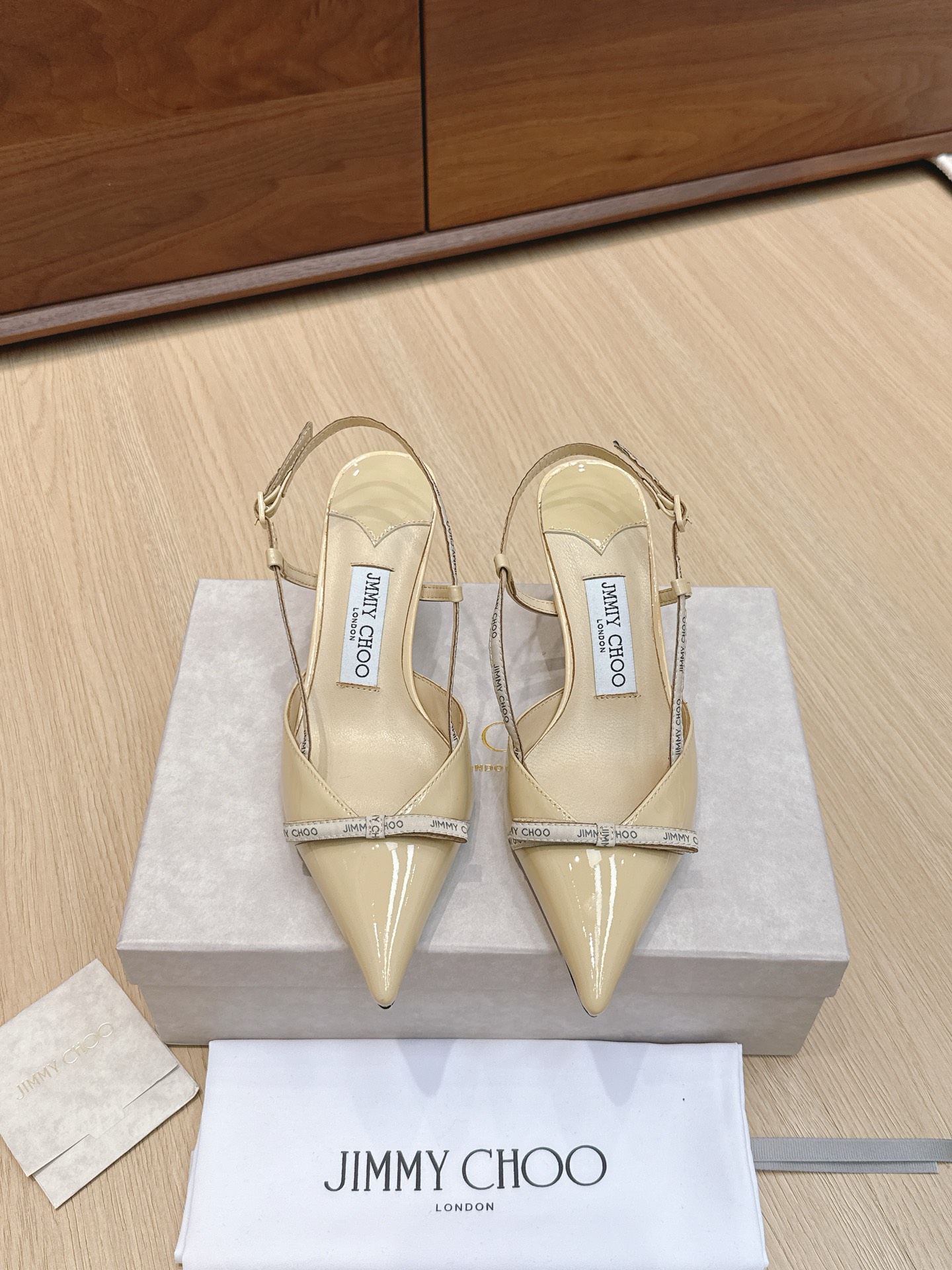 NO:468822,Purchasing grade JimmyCho*25s spring and summer new style, fairy strap cat root sandals, I was attracted by the picture, a really very sandal, especially the irresistible blue patent leather!  The strap bow on the upper is very elegant, and the whole foot is exquisite and beautiful!  Moreover, the height of the kitten heel is 6.5cm, which is very suitable for daily travel. It will not be too high or too torture, nor will it be flat without temperament. The small pointed toe is matched with patent leather surface to modify the line and overall fashion sense. Keep a pair quickly~ Material patent leather inner sheep lining, outsole imported from Italy, genuine leather soles, shoe size 35-39/40 41 42 Customized non-return and exchange, high heels, sandals, jimmy choo, sandals, high heels, Leather soles19860909代购级 JimmyCho*25s春夏新款 小仙女绑带猫根小凉鞋 看图片就被吸引到了呀～真的非常♀的一款凉鞋,特别还有让人无法抗拒的蓝色漆皮！鞋面的绑带蝴蝶结就很优雅,上脚一整个精致美丽住了！而且小猫跟的高度6.5cm就很符合日常出行的必要,不会太高过于酷刑也不会平底没有气质～小尖头搭配漆皮面,修饰线条感和整体时髦感～火速自留一双～ 材质漆皮 内里羊里 大底意大利进口真皮大底 鞋码35-39/40 41 42定制不退换,高跟鞋凉鞋,jimmy choo,sandals,high heels,Leather soles,Women's Shoes