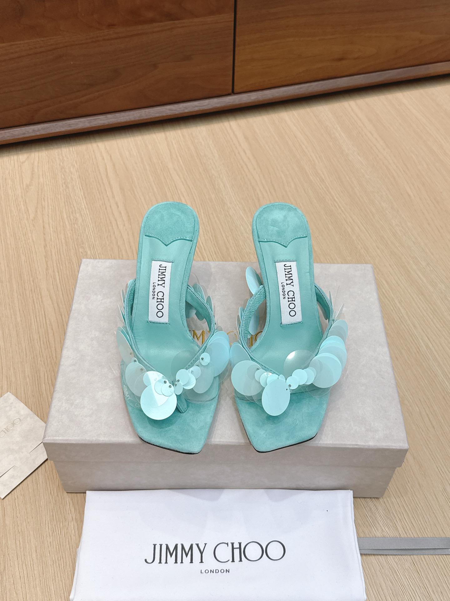 NO:468809,Purchase grade JimmyCho*25s spring and summer new style clip-toe sequin cat heel sandals FREJA 70 series Muller sandals, carefully made of suede material, decorative metal sequins, giving people a retro and charming sense of charm. The three-dimensional heel shape, paired with a modern square toe design, is very elegant and fashionable, and has a unique personality. Material Yangjing Neri Yangjingli Outsole Imported Leather Outsole Shoe Size 35-39/40 41 42 Customized non-return and exchange Heel height 7cm, high heels, jimmy choo, sandals, high heels, sheep, Leather soles19860909代购级 JimmyCho*25s春夏新款 夹趾亮片猫跟凉鞋 FREJA 70 系列穆勒凉鞋,采用绒面革材质精心制作,装饰金属感亮片,给人一种复古迷人的魅力感. 立体感的鞋跟造型,搭配摩登方头设计,穿着极具优雅与时尚感,个性别致. 材质羊京 内里羊京里 大底意大利进口真皮大底 鞋码35-39/40 41 42定制不退换 跟高7cm,高跟鞋,jimmy choo,sandals,high heels,sheep,Leather soles,Women's Shoes