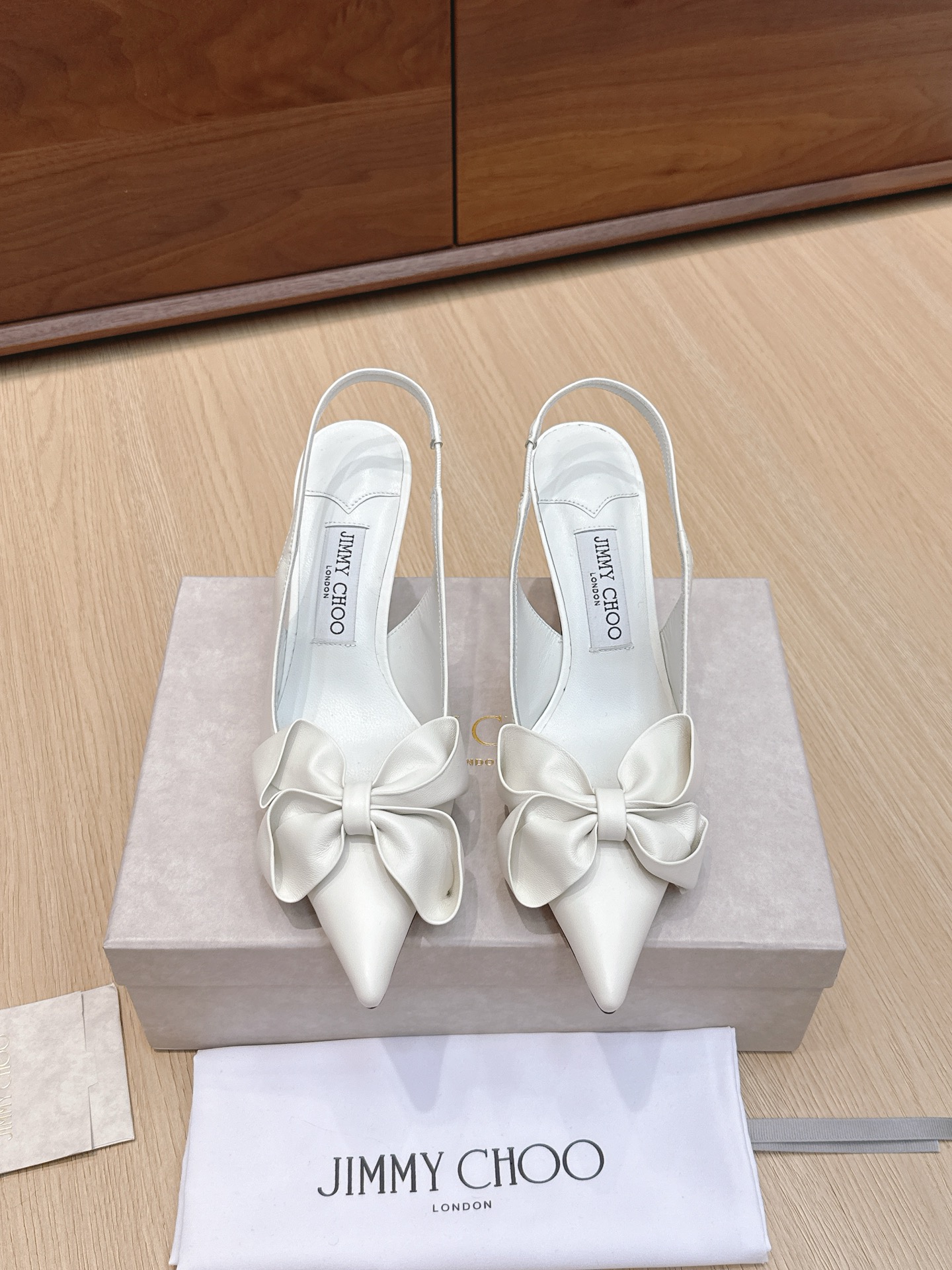 NO:468797,Purchase grade JimmyCho*25s spring and summer new style bow sandals FREJA 70 series muller sandals, carefully made of suede material, decorative metal sequins, giving people a retro and charming charm. The three-dimensional heel shape, paired with a modern square toe design, is very elegant and fashionable, and is unique. Material sheepskin inner sheepskin outsole imported from Italy Shoe size 35-39/40 41 42 Customized non-return and exchange Heel height 4.5cm, high heel sandals, jimmy choo, sandals, high heels, slippers, sheepskin, Leather soles19860909代购级 JimmyCho*25s春夏新款 蝴蝶结凉拖鞋 FREJA 70 系列穆勒凉鞋,采用绒面革材质精心制作,装饰金属感亮片,给人一种复古迷人的魅力感. 立体感的鞋跟造型,搭配摩登方头设计,穿着极具优雅与时尚感,个性别致. 材质羊皮 内里羊皮里 大底意大利进口真皮大底 鞋码35-39/40 41 42定制不退换 跟高4.5cm,高跟鞋凉鞋,jimmy choo,sandals,high heels,slippers,sheepskin,Leather soles,Women's Shoes