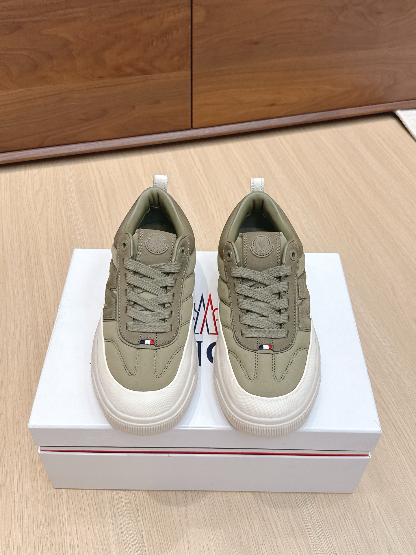 NO:468704,Purchase grade Moncler Mengkelai/Shirt Outdoor Casual Sports Shoes Dad Shoes Original Purchase Development Making Sneakers are designed to accompany you to outdoor activities in warm weather and are a lightweight version of our iconic sports shoes. The EVA midsole is made of fabric material to enhance flexibility, and the Vibram MEGAGRIP composite sole enhances the grip of the shoes. OrthoLite insole is easy to clean, while enhancing the ventilation of the shoes and providing comfortable cushioning effect. Delivery counter exquisite packaging Fabric: Original custom cowhide Inner: Imported beef lining Sole: Original open mold rubber foamed bottom thickness 4.5cm Size:  38-45 (38.45 customized size), casual shoes/sports shoes, Moncler, Moncler, sneakers, cowhide19860909代购级 Moncler 盟可睐/蒙口 户外 休闲 运动鞋 老爹鞋 原版购入开发 做货 运动鞋旨在陪伴您在温暖的天气进行户外活动,是我们标志性运动鞋的轻盈版本.EVA中底采用织物材质制成,提升柔韧性,Vibram MEGAGRIP复合鞋底提升鞋履的抓地力.OrthoLite鞋垫易于清洗,同时可增强鞋履的通风性,并提供舒适的缓冲效果 配送专柜精美包装 面料 : 原版定制牛皮 内里 : 进口牛里 鞋底 : 原版开模橡胶发泡材质 底厚 4.5cm Size : 38-45（38.45定制码),休闲鞋/运动鞋,Moncler,Moncler,sneakers,cowhide,Women's Shoes
