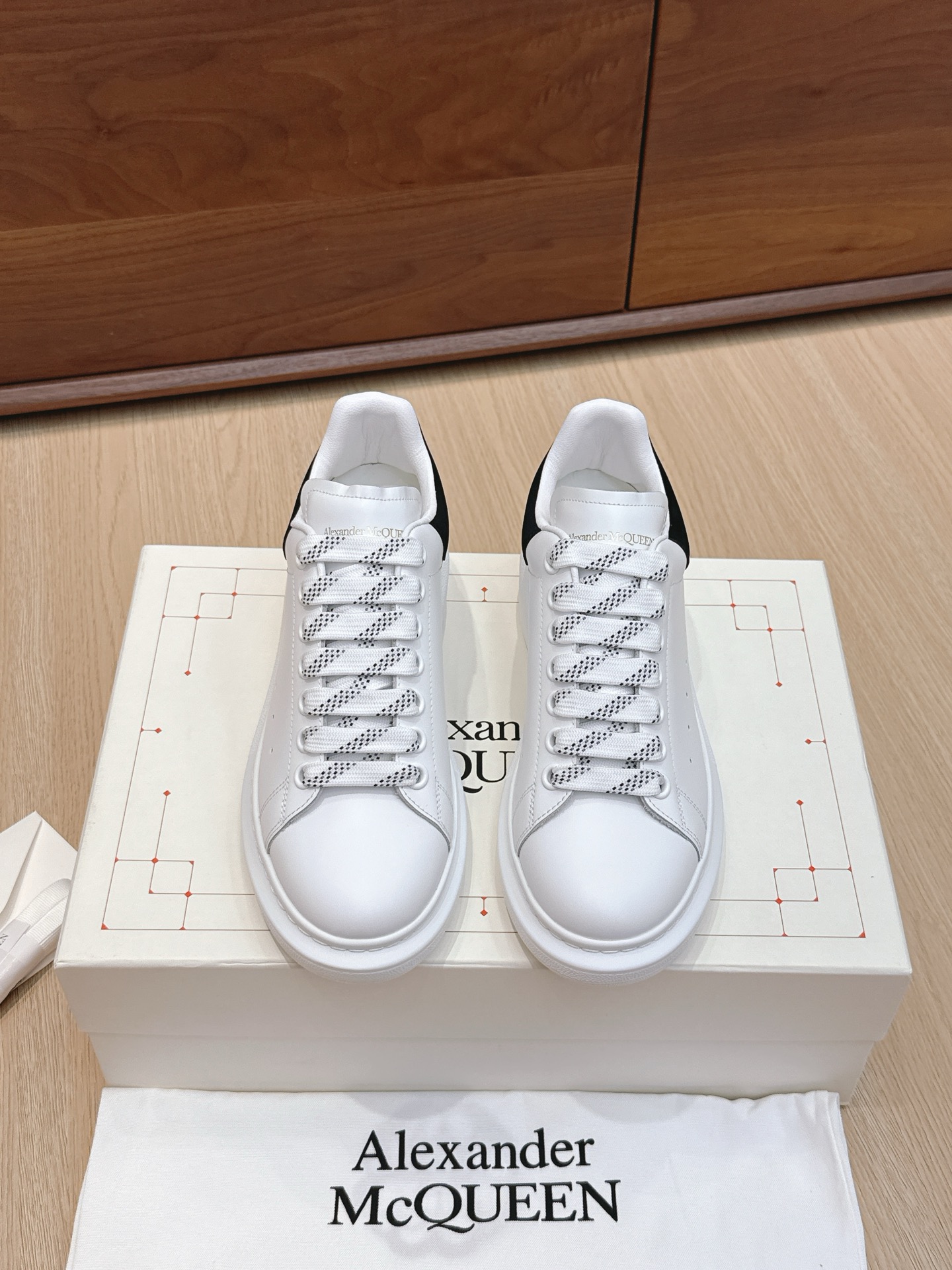 NO:468716,Purchasing grade men [Black Fur Tail] # McQueen deserves to be the king of classics among white shoes. There are indeed many people on the market, and the versions are also uneven, but they are still a distance from the genuine product!  Please see our exclusive 1 exclusive custom latest silk cowhide 2 upgraded last!  3 Upgraded original version without yellowing IP bottom!  Spend more than 20,000 yuan from the newly opened large-sole model!  The color has been upgraded again!  From large materials to large bottoms, we hope to give you a real original experience!  Exclusively customized imported silk cowhide leather from the back surface material, original leather inner lining/stand material top imported knitted breathable inner lining!  Exclusive anti-counterfeiting chip label Size women's model 35-39 (40 can be ordered) Men's size 39-44, casual shoes/sports shoes, alexander mcqueen, sneakers, cowhide19860909代购级 男【黑绒尾】 # 麦昆当之无愧算是小白鞋里的经典之王 市面上做的人也确实不在少数,版本也是参差不齐但真正离正品还是有一段距离！请看我们独家 1独家定制的最新丝绸牛皮 2升级版楦型！ 3升级原版不发黄ip大底！花费2万多从新开的大底模！颜色又升级！大到材质大底,小到五金我们都希望给你真正原版的体验！ 帮面材质独家定制进口丝绸牛皮,原版皮质 内里/垫脚材质顶级进口针织透气内里！ 独家防伪芯片标签 Size女款35-39（40可订） 男码39-44,休闲鞋/运动鞋,alexander mcqueen,sneakers,cowhide,Women's Shoes