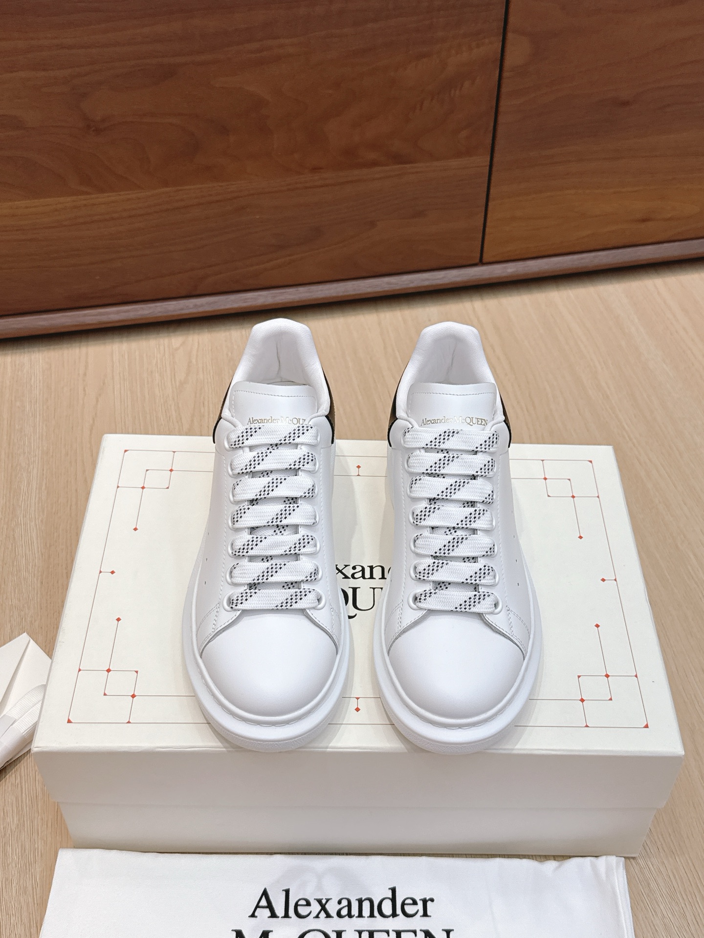 NO:468721,Purchase level: Men [Black Skin Tail] # McQueen deserves to be the king of classics among white shoes. There are indeed many people on the market, and the versions are also uneven, but they are still a distance from the genuine product!  Please see our exclusive 1 exclusive custom latest silk cowhide 2 upgraded last!  3 Upgraded original version without yellowing IP bottom!  Spend more than 20,000 yuan from the newly opened large-sole model!  The color has been upgraded again!  From large materials to large bottoms, we hope to give you a real original experience!  Exclusively customized imported silk cowhide leather from the back surface material, original leather inner lining/stand material top imported knitted breathable inner lining!  Exclusive anti-counterfeiting chip label Size women's model 35-39 (40 can be ordered) Men's size 39-44, casual shoes/sports shoes, alexander mcqueen, sneakers, cowhide19860909代购级 男【黑皮尾】 # 麦昆当之无愧算是小白鞋里的经典之王 市面上做的人也确实不在少数,版本也是参差不齐但真正离正品还是有一段距离！请看我们独家 1独家定制的最新丝绸牛皮 2升级版楦型！ 3升级原版不发黄ip大底！花费2万多从新开的大底模！颜色又升级！大到材质大底,小到五金我们都希望给你真正原版的体验！ 帮面材质独家定制进口丝绸牛皮,原版皮质 内里/垫脚材质顶级进口针织透气内里！ 独家防伪芯片标签 Size女款35-39（40可订） 男码39-44,休闲鞋/运动鞋,alexander mcqueen,sneakers,cowhide,Women's Shoes