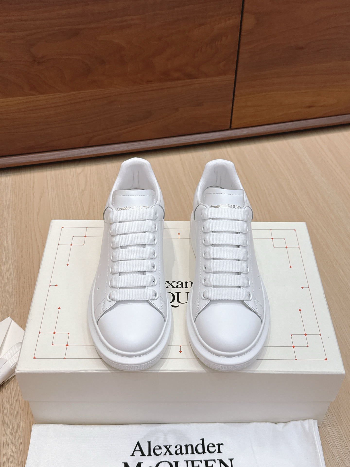 NO:468729,Purchasing grade for men [White-skin tail] # McQueen deserves to be the king of classics among white shoes. There are indeed many people on the market, and the versions are also uneven, but they are still a distance from the genuine one!  Please see our exclusive 1 exclusive custom latest silk cowhide 2 upgraded last!  3 Upgraded original version without yellowing IP bottom!  Spend more than 20,000 yuan from the newly opened large-sole model!  The color has been upgraded again!  From large materials to large bottoms, we hope to give you a real original experience!  Exclusively customized imported silk cowhide leather from the back surface material, original leather inner lining/stand material top imported knitted breathable inner lining!  Exclusive anti-counterfeiting chip label Size women's model 35-39 (40 can be ordered) Men's size 39-44, casual shoes/sports shoes, alexander mcqueen, sneakers, cowhide19860909代购级 男【白皮尾】 # 麦昆当之无愧算是小白鞋里的经典之王 市面上做的人也确实不在少数,版本也是参差不齐但真正离正品还是有一段距离！请看我们独家 1独家定制的最新丝绸牛皮 2升级版楦型！ 3升级原版不发黄ip大底！花费2万多从新开的大底模！颜色又升级！大到材质大底,小到五金我们都希望给你真正原版的体验！ 帮面材质独家定制进口丝绸牛皮,原版皮质 内里/垫脚材质顶级进口针织透气内里！ 独家防伪芯片标签 Size女款35-39（40可订） 男码39-44,休闲鞋/运动鞋,alexander mcqueen,sneakers,cowhide,Women's Shoes