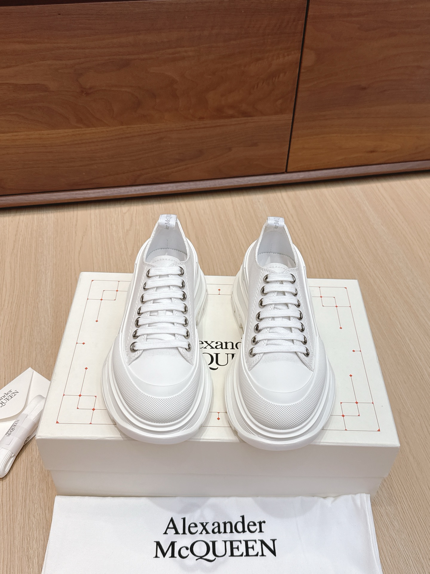 NO:468737,Purchase grade Men's #Alexander McQueen #Canvas Shoes Couple Model Ultimate Version Random PK Cabinets McQueen's shoes are popular as soon as they come out. You should know that McQueen has released many styles. This is the shoe that can truly surpass the white shoes. It can be seen that another classic 'golden classic' product appears. The official has repeatedly revised the final version. Only we have it. The outsole uses a double-layer tpu rubber combination sole. The outsole on the market is heavier because they are all integrated sole. The two-double-layer tpu big sole combination is much lighter than that. The foot feels more comfortable. The upper fabric is all Shangang custom fabrics that are super textured. Original box packaging. Even a desiccant inside is customized. Material Shangang fabric upper. The inner lambskin + lambskin footbed. Double-layer tpu big sole.  Women's size 35/36/37/38/39/40 (34/40/41 order) Men's size 39/40/41/42/43/44 (45 order), casual shoes/sports shoes, alexander mcqueen, sneakers, sheepskin19860909代购级 男 #亚历山麦昆#帆布鞋 情侣款 终极版本 随意PK柜货 麦昆这鞋款一出来就爆了 要知道麦昆出这多款式 真正销量能够超越小白鞋的就这款鞋子 可见又一款经典“金典”货出现 而官家的一而再三的改版 最终确定版 只有我们才有哦 大底采用的是双层tpu橡胶组合大底 市面上的大底重量都比较重 是因为它们都是一体大底 二双层大底组合 相对于会轻很多 脚感更加舒服 鞋面布料 这种都是山冈定制布料超级有质感 原盒包装 哪怕里面的一个干燥剂都是原厂订制 材质山冈布鞋面 内里小羊皮+小羊皮垫脚 双层tpu大底 女码35/36/37/38/39/40（34/40/41订） 男码39/40/41/42/43/44（45订）,休闲鞋/运动鞋,alexander mcqueen,sneakers,sheepskin,Women's Shoes