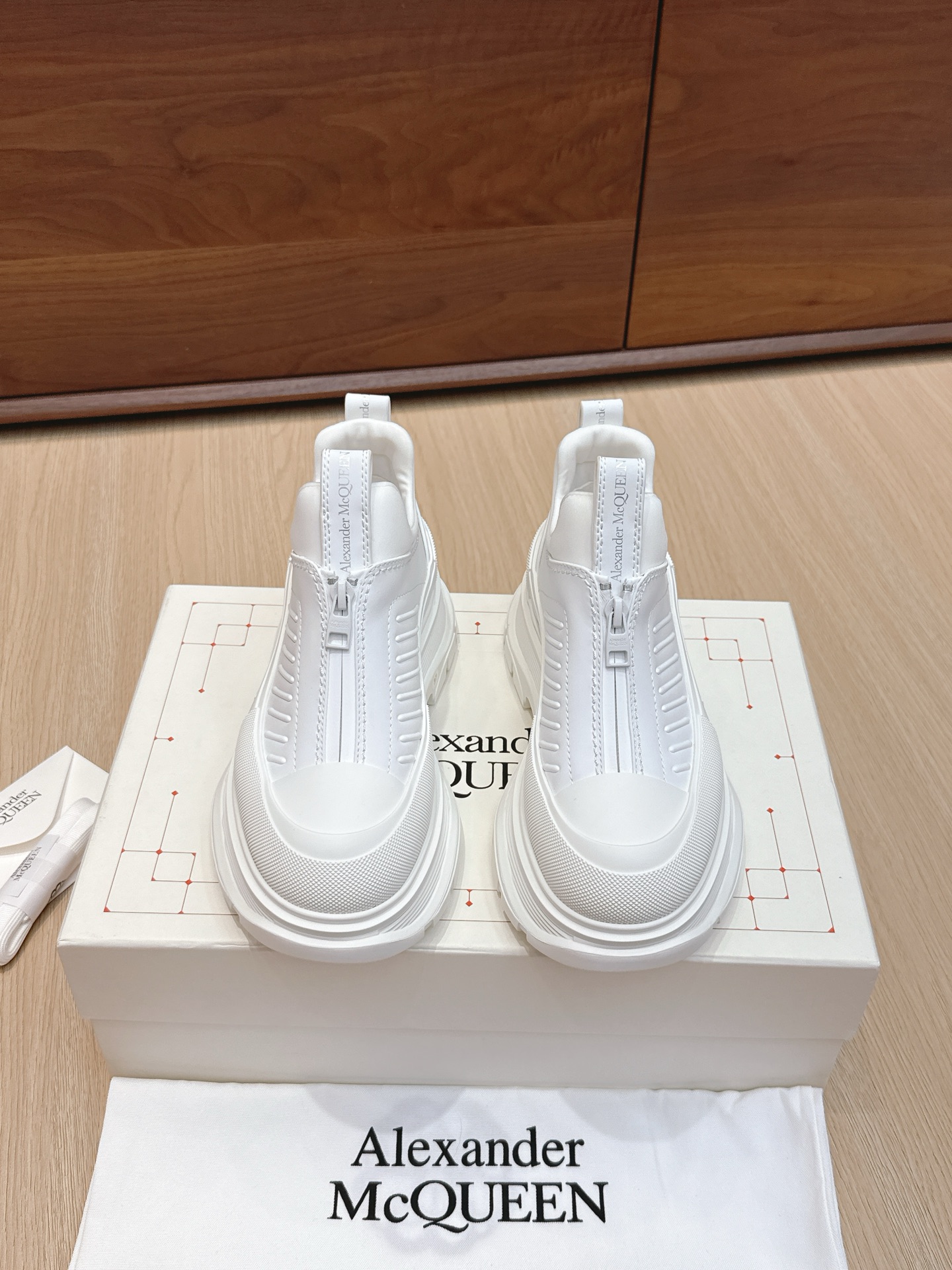 NO:468745,Purchasing grade men #McQueen couple leather zipper casual boots!  Made of black cowhide leather, this Tread Slick boot is equipped with exposed silver motorcycle-style zippers on the upper, textured rubber edging and tonal Alexander McQueen logo, paired with lightweight and oversized rubber thick sole, zipper closure, round head design, textured rubber edging and silver foil logo on the back!  The charming style worth grabbing is that it has the mainstream elements of this year's Chelsea style without losing McQueen's unique casual fashion. It is super stylish on the feet and makes people look very beautiful. Chelsea boots do not use the neutral style of the past, and can be said to be not inferior to any brand of Martin boots. It is a trendy and versatile style, durable, light and not tired of feet. It is beyond doubt that it looks good!  Imported calf leather with soft texture, imported mixed-bred sheepskin with inner foot pads, soft and delicate, rubber mold logo sole, anti-slip and wear-resistant, super light and high elastic, 100% comfortable foot feeling, thick sole 4cm Size35-45, casual shoes/sports shoes, alexander mcqueen, boots, sneakers, cowhide, sheepskin19860909代购级男 #麦昆情侣皮面拉链休闲短靴！ 这款Tread Slick靴子采用黑色牛皮革制成,鞋面配有外露式银色机车风格拉链,纹理橡胶包边和同色调Alexander McQueen标识,搭配轻盈超大橡胶厚底,拉链开合,圆头设计,纹理橡胶包边,背面银箔标识！ 值得疯抢的魅力款式,是它拥有今年主流元素切尔西风格又不失麦昆独有的休闲时尚,上脚超有风范,上脚让人特好看的感觉,切尔西靴不用以往的中性风格,可以说不输任何品牌的马丁靴,潮人百搭款,耐穿又轻便不累脚,好看是毋庸置疑！ 面料进口小牛皮,质感柔软,内里垫脚进口混种羊皮,柔软细腻,橡胶模具logo大底,防滑耐磨,超级轻盈高弹,脚感舒适度百分百,厚底4cm Size35-45,休闲鞋/运动鞋,alexander mcqueen,boots,sneakers,cowhide,sheepskin,Women's Shoes