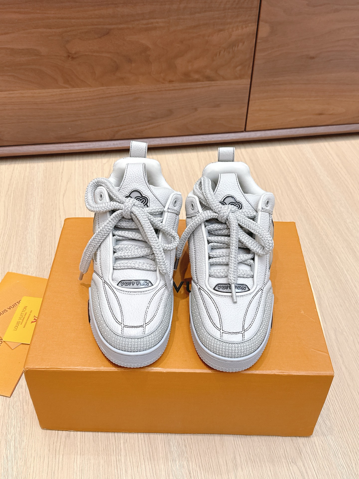 NO:468753,Purchase grade men #Louis Vuitton new couple casual sneakers Simple design reinterprets classic running shoes Full of technology and sporty, fashionable, light and comfortable Size35-45M, casual shoes/sports shoes, louis vuitton, sneakers19860909代购级男  #路易威登新品情侣款休闲运动鞋  简约设计重绎经典跑鞋 科技感运动感满满 时尚轻盈又舒适 Size35-45M,休闲鞋/运动鞋,louis vuitton,sneakers,Women's Shoes