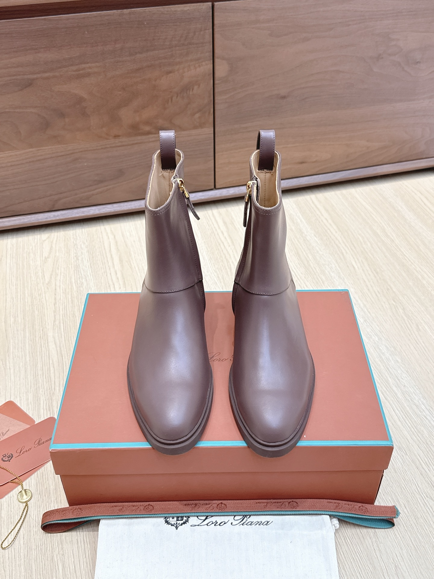 NO:468768,Purchase grade Loro Pian*25s autumn and winter new style, minimalist retro side zipper flat boots, a very minimalist retro style, the upper is a simple matte cowhide surface, only pure cowhide texture, only the boot barrel has a gold ring, and the side zipper is more invisible and more convenient to put on and take off!  The inner lining is also made of a ox lining, which is wear-resistant and easy to wear. The overall boot is relatively short, so the overall weight is super light!  Rubber outsole is softer and easier to walk~ Material cowhide, inner cow, outsole rubber outsole, shoe size 36-39/40 customized, non-return, boots, loro piana, boots, cowhide19860909代购级 Loro Pian*25s秋冬新款 极简复古侧拉链平底短靴 非常极简复古的款式,鞋面整体就是哑光牛皮面的简单制作,只有纯粹的牛皮质感,唯有靴筒上多了圆环金色,侧面拉链更隐形也更方便穿脱！内里也是采用牛里制作,耐磨又好穿～整体靴筒比较短,所以整体重量超级轻便！橡胶大底更柔软好走哦～ 材质牛皮 内里牛里 大底橡胶大底 鞋码36-39/40定制不退换,靴子,loro piana,boots,cowhide,Women's Shoes