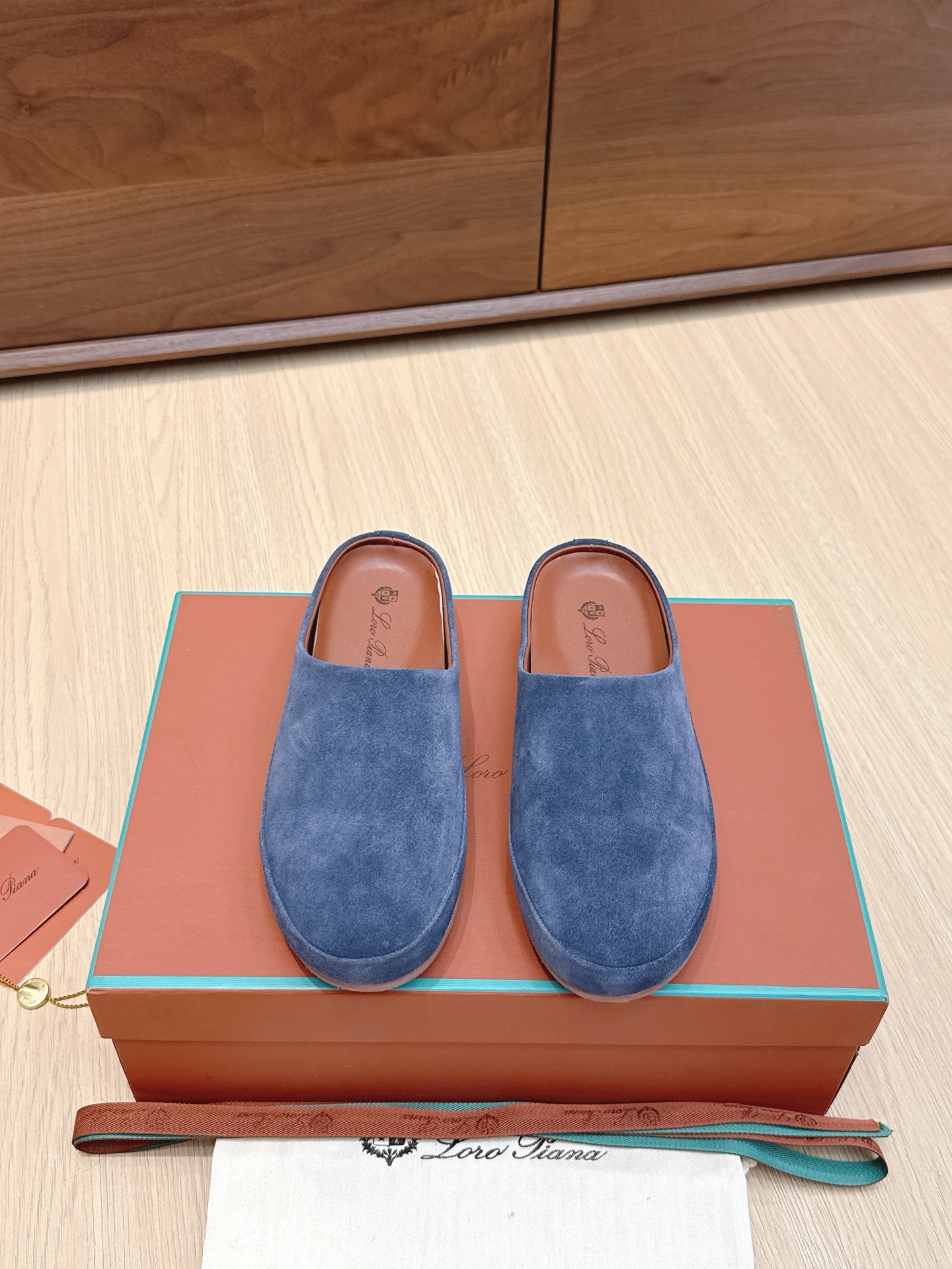 NO:468760,Men #couple Purchase Level Loro Piana 25/ Upgraded version Couple Love Semi-torch LP is the top Italian luxury brand, low-key and luxurious, and the design is consistently pure color, simple, clever details, fresh and refined!  If you don’t want to get a lot of models on the street, you can see this brand, Ins, and Xiaohongshu everywhere!  The original one-to-one custom-made details are handled very well!  Top-grade sheep skin with imported water dyed sheepskin in the inner lining, foot pads cowhide feet (made from genuine leather midsole) Outsole original wear-resistant high elastic cow tendon sole Size women 35-39 (customized for 40.41.42) Men 39-44 (39.45.46. Customized), semi-torque, loro piana, loro piana, loafers, cowhide, sheep19860909男 #情侣 代购级 Loro Piana 乐悠翩雅 25/ 升级版本 情侣 乐福 半拖 LP是意大利顶级奢侈品牌 低调奢华 设计都是一贯纯色系 简单、细节巧妙、清新脱俗！ 不想满大街撞款的可以看看这个品牌、ins、小红书随处可见这个品牌的身影 ！原版一比一定制 细节处理很好！ 鞋面顶级羊猄皮 内里进口水染羊皮 垫脚牛皮垫脚（采用真皮中底制造） 大底原版耐磨高弹牛筋底 Size女35-39（40.41.42定制） 男39-44 (39.45.46.定制）,半拖,loro piana,loro piana,loafers,cowhide,sheepskin,sheep,Women's Shoes