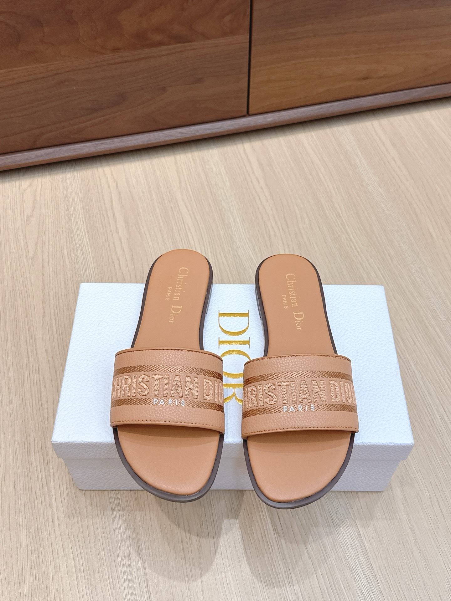 NO:468752,Purchase grade # Dior Spring and Summer New upgraded embroidered slippers, this slipper is really easy to wear and look good, this year's colors are really beautiful, every color is invincible to look white, genuine leather soles Size: 35-39 Customized size 40-42, slippers, dior, slippers, Leather soles19860909代购级 # 迪奥春夏新款升级刺绣拖鞋,这款拖鞋真的好穿又好看,今年的颜色真的超美,每个色都想入 无敌显白 真皮大底 Size:35-39 定做码数40-42,拖鞋,dior,slippers,Leather soles,Women's Shoes