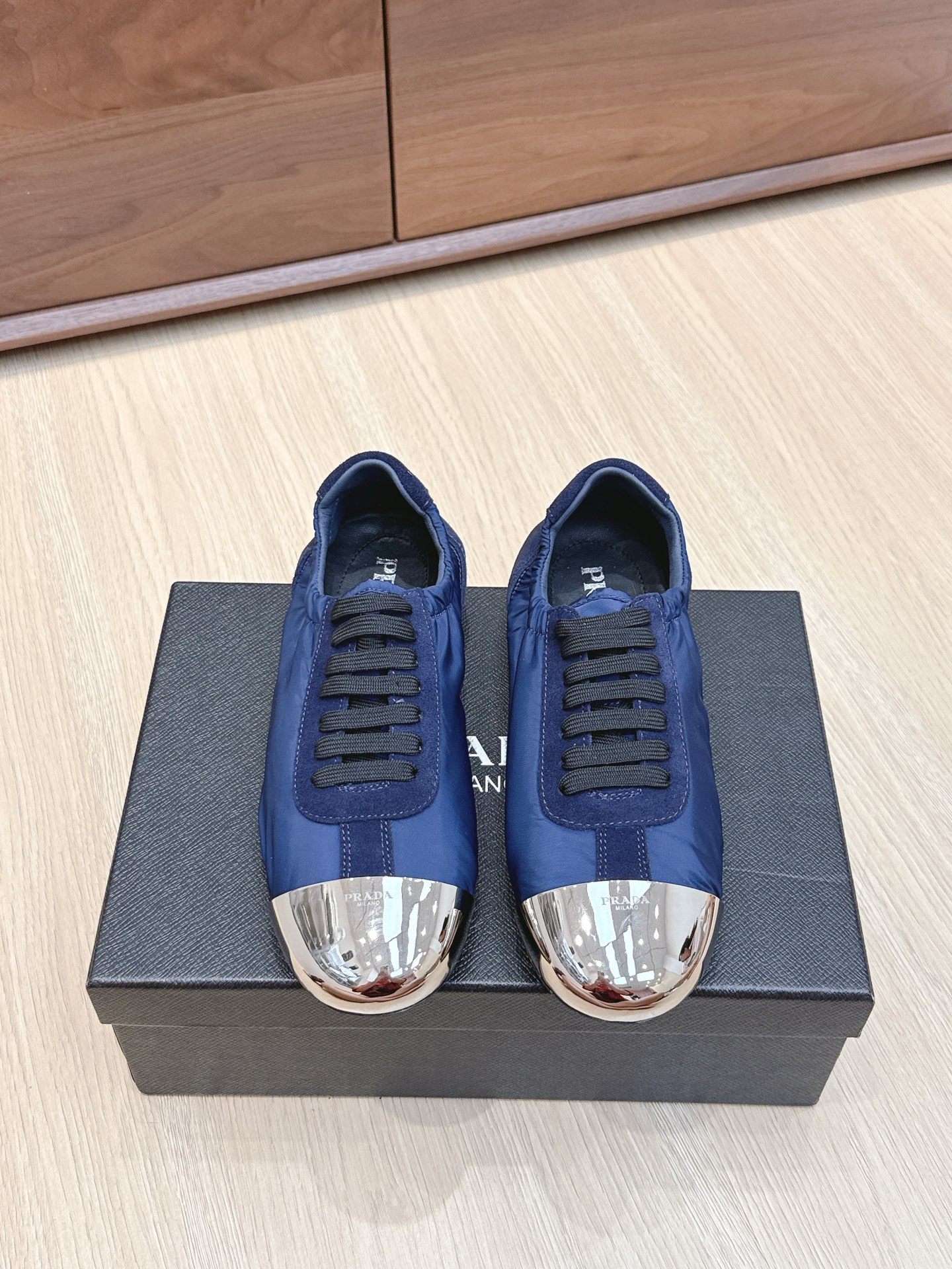 NO:468720,Purchase grade #Prada new metal toe thin sole training shoes casual shoes big sole open mold TPU!  No rubber!  The upper has a textured texture, wrapped in sheepskin inside, soft and glutinous. The insole is thickened with lambskin, which is extremely comfortable to wear, supports and is wrapped well. The shoe shape is full of wrapping, and it is light and easy to wear. It is a casual shoe that looks tall and long legs!  Upper beef reverse velvet/cloth/electroplating mold opening inner sheepskin outsole TPU outsole size35-41 (40.41 custom-made without return or exchange), semi-trailed single shoes, prada, sheepskin19860909代购级 ＃普拉达新款金属鞋头薄底德训鞋 休闲鞋 大底开模TPU！不做橡胶！鞋面有肌理感,内里羊皮包裹,软软糯糯的.鞋垫加厚小羊皮,踩上去无比舒适,有支撑感,又包裹得很好的感觉 鞋型包裹感十足,轻便好穿实用的一款休闲鞋,显高显大长腿！ 鞋面牛反绒/布/电镀开模 内里羊皮 大底TPU大底 size35-41（40.41定制不退换）,半拖单鞋,prada,sheepskin,Women's Shoes