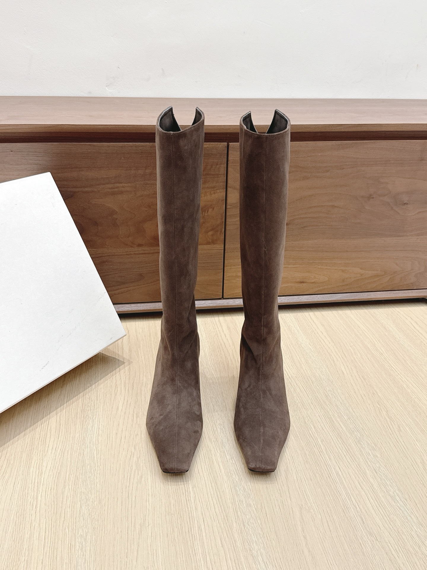 NO:468708,Purchase level KHAIT*25s autumn and winter new style minimalist style small square toe flat heel textured boots Super minimalist style cool and handsome super long boots come~ the shoe style is very neat and slim, and the new outsole heel adopts a one-piece style to add a sense of fashion!  The most important thing is that the texture of the upper this time is really love the way it is!  I always feel that every autumn and winter I lack a pair of suede super long boots. The mouth of the boot is like a small scissor, which is actually a zipper-free one!  The black upper looks like the paper crumpled by the years, spread out flat, and every step is the memory of the wind~ Material cow back velvet/cowhide inner ox lily outsole imported from Italy genuine leather sole shoe size 35-39/40 customized without return and exchange, boots, boots, cowhide, Leather soles19860909代购级 KHAIT*25s秋冬新款 极简主义风格小方头扁跟质感长靴 超级极简上脚酷帅的风格超长靴来喽～鞋型是非常的利落显瘦版型,新大底跟采用一片式～增添时髦感！最主要的是本次鞋面的质感真的爱死了！总觉得每年的秋冬都缺一双绒面超长靴～靴口像是小剪刀随意裁剪出一个小口,其实是无拉链方面穿脱哦！黑色的鞋面像是被岁月揉皱了纸张,平铺开来,每一步都是风里的记忆～ 材质牛反绒/牛皮 内里牛里 大底意大利进口真皮大底 鞋码35-39/40定制不退换,靴子,boots,cowhide,Leather soles,Women's Shoes