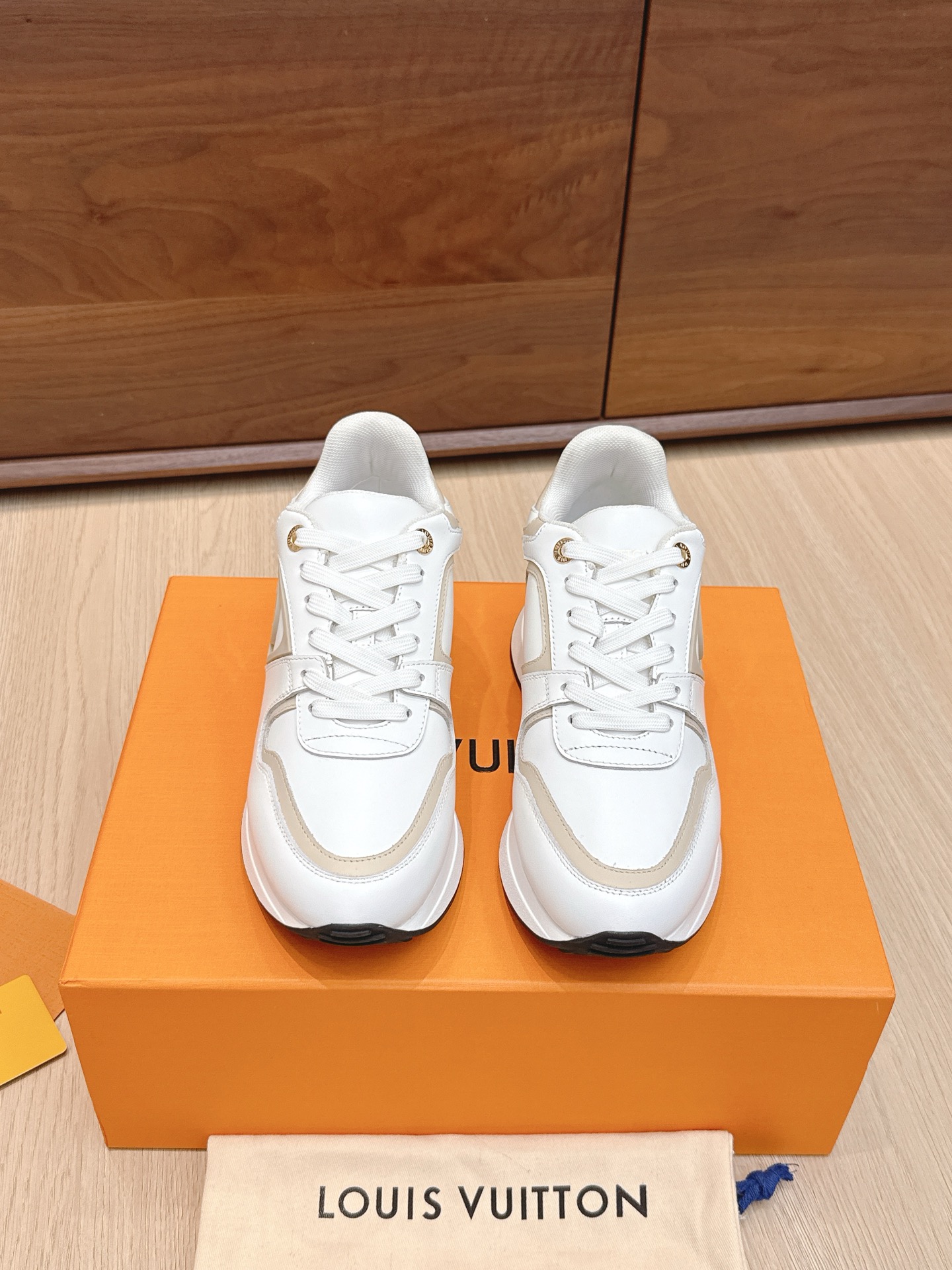 NO:468757,Purchase-level men's size Louis Vuitton #classic high-height-enhancing sneakers Pure love warriors in sports shoes When I first remembered that the body of the shoe was pure white and light gold, which looked very pure in low-key. After trying it on, the point of entering this shoe is that it secretly increases the height by about 6 cm and walks lightly~ Jimei, who seeks comfort, will invest without losing money. The two new colors of spring and summer are really beautiful!  Size35-39 (40 41 custom made without return), casual shoes/sports shoes, louis vuitton, sneakers19860909代购级男码   路易威登#经典内增高运动鞋 运动鞋中的纯爱战士 逛街时初印象就觉得鞋身纯白配上淡淡的金色,低调中显得很纯净,试穿后入这款鞋的点在于偷偷增高6厘米左右置走路也轻便~求舒适度的集美入股不亏 春夏两个新配色,真的好美啊！ Size35-39（40 41定做不退换）,休闲鞋/运动鞋,louis vuitton,sneakers,Women's Shoes