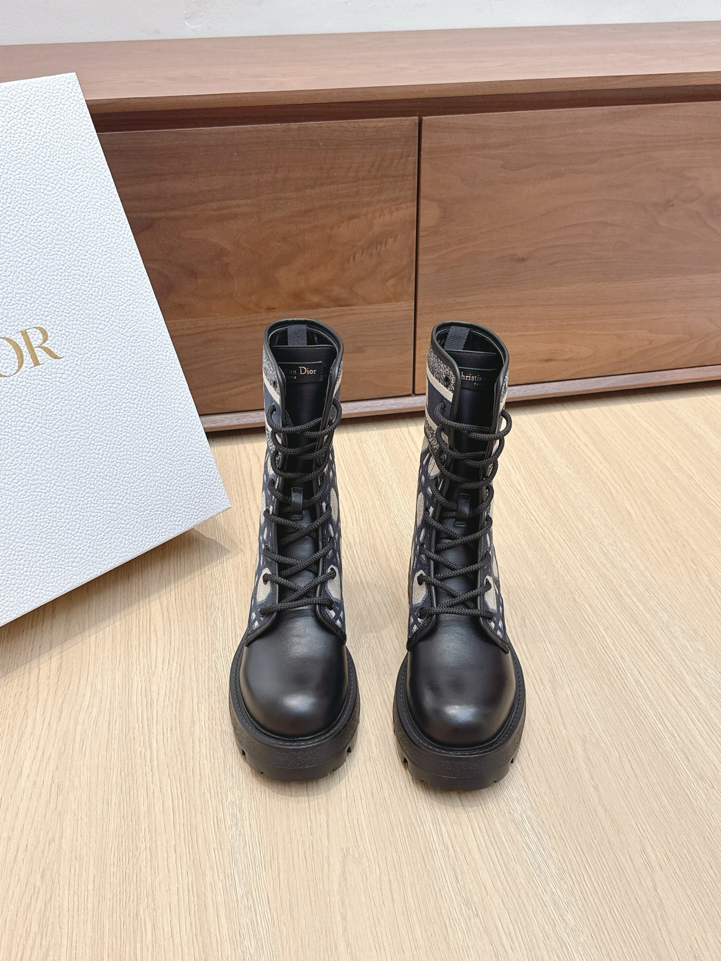 NO:468718,Purchase grade # Dior new light-soled embroidered boots The handsome boots are made of unique design elements to create a striking look. Made of black tech fabric and cowhide leather, it can be easily put on and off. Drawing inspiration from the Dior Book Tote handbag, the top is decorated with a two-color 'Christian Dior' logo. Adjustable nylon straps with 'CD' logo and corrugated rubber sole form the base of the striking outline. The boots are decorated with 'Christian Dior' logo. The ankle is surrounded by a tech fabric strip and paired with brass rings. The notch rubber sole is decorated with Christian Dior's lucky star symbol Size35-41 (40 41 custom-made non-return, boots, dior, dior, boots, cowhide19860909代购级 # 迪奥新款轻底刺绣短靴 帅气靴子采用别具一格的设计元素打造醒目的外观 采用黑色科技面料和牛皮革打造,可轻松穿脱.从 Dior Book Tote 手袋汲取灵感,顶部饰以双色“Christian Dior”标志. 带有“CD”标志的可调节尼龙带和波纹橡胶鞋底构成醒目轮廓的基 靴筒饰有“Christian Dior”标志 踝部以科技面料饰带环绕,搭配黄铜饰环 凹口橡胶鞋底饰以 Christian Dior 的幸运星符号 Size35-41（40 41订做不退换,靴子,dior,dior,boots,cowhide,Women's Shoes