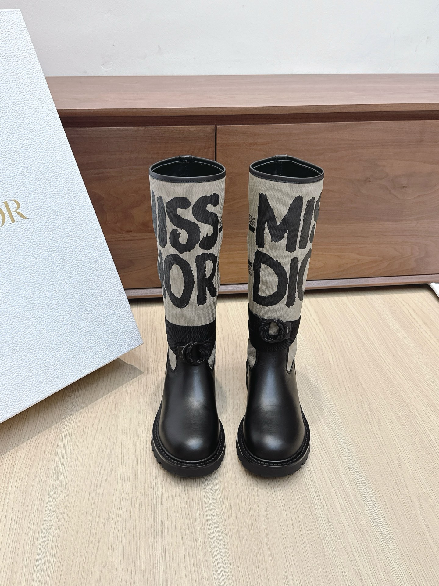 NO:468749,Purchase grade #Dio classic knight boots #New color graffiti straight boots High-density imported machine woven!  Electric embroidery technology is not a flying elastic cloth on the market!  All original molds are opened with webbing and round buckle!  High-density TPU outsole Materials and craftsmanship Body original technology fabric and cowhide Leather Lining sheepskin and cowhide upper is marked with Miss Dior Graffiti pattern Paired with adjustable nylon straps at the ankles Notched rubber sole is decorated with Christian Dior Lucky Star Size35-39 (customized for 40/41 non-return and exchange), boots, dior, dior, boots, cowhide, sheepskin19860909代购级 # 迪奥经典款骑士长靴 #新配色涂鸦直筒靴 高密度进口机器梭织！电绣工艺,并非市面飞织弹力布！织带和圆扣全部原版开模！高密度TPU大底 材料与工艺 主体原版科技面料和牛皮革 里料羊皮革和牛皮革 鞋面饰以Miss Dior Graffiti图案标志 脚踝处搭配可调节尼龙饰带 凹口橡胶鞋底饰以Christian Dior幸运星符号  Size35-39（40/41定做不退换）,靴子,dior,dior,boots,cowhide,sheepskin,Women's Shoes