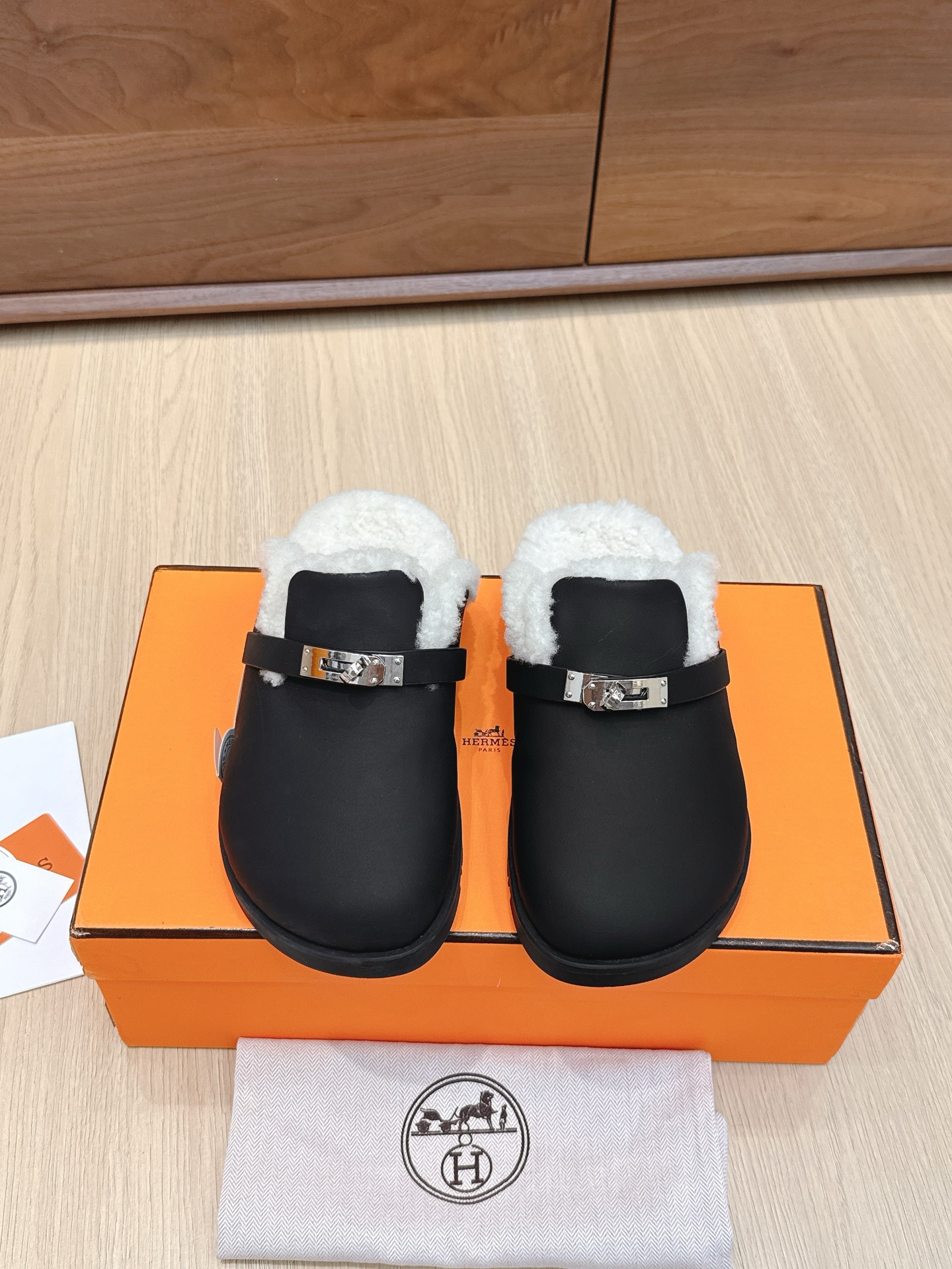 NO:468707,Purchase grade Hermes 2025 women's Birkenmao-wool drag suede with lamb velvet, full of autumn and winter atmosphere, the main feature is an ugly Size woman 35-39 (customized for 40/41), semi-dragmao shoes, hermes, chamois leather19860909代购级 爱马仕2025女款勃肯毛毛拖 麂皮搭配羊羔绒 秋冬氛围感拉满,主打就是一个丑萌Size女35-39（40/41定做）,半拖毛毛鞋,hermes,chamois leather,Women's Shoes