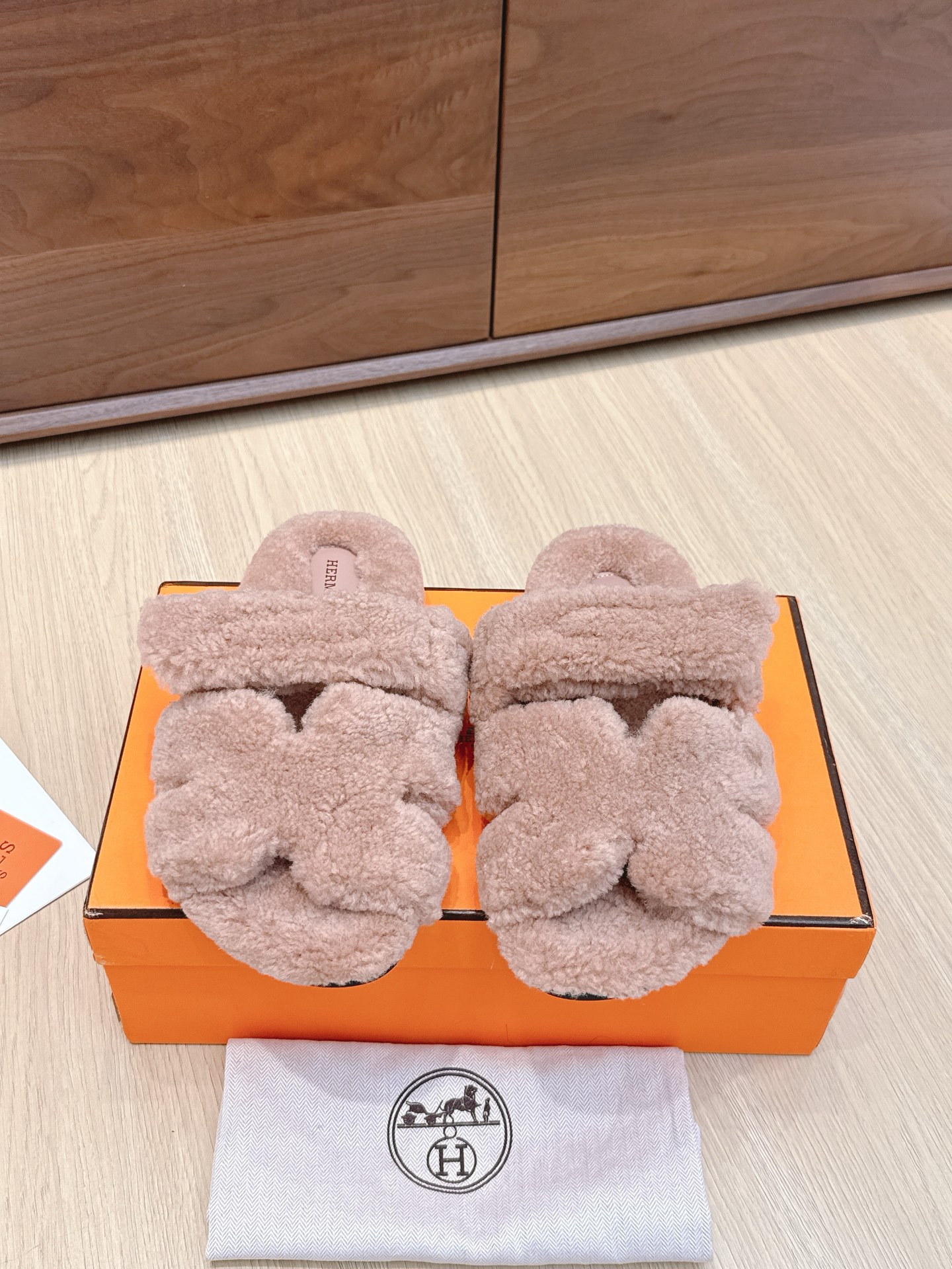 NO:468701,Purchasing grade men's 10 H family fur integrated roll cakes, second uncle dragging, this year all fabrics are A+ fur integrated roll cakes, furry, cute, slippers, or paired with socks, all fashionable. The sole is the original molded tpu sole. Size women's size 35-40, men's size 39-44, fur shoes and slippers, slippers, socks19860909代购级男10 H家皮毛一体卷糕毛二舅拖 今年面料均选用A+皮毛一体卷糕毛 毛茸茸的 敲可爱的,踩云脚感,光脚或者搭配个袜子穿,都时髦的不行哦 鞋底是原版开模tpu鞋底 Size女码35-40 男码39-44,毛毛鞋拖鞋,slippers,socks,Women's Shoes