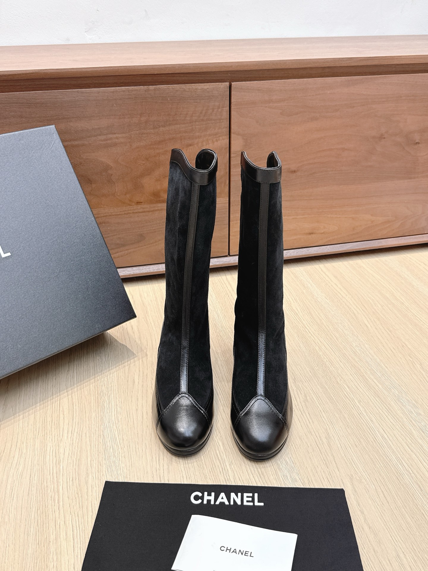 NO:468682,Purchase level CHANEL Chanel* Xiaoxiang Autumn and Winter New Letter Knight Boot Library Boots This knight boot is really a representative of handsome and fashionable Martin boots Knight boots boots and Chanel letter embellishment, low-key and luxurious!  Simple, fashionable, personal and grand!  Natural and smooth beauty, a kind of beauty that stuns the time, and long legs should be displayed in winter~ Imported frosted cowhide leather on the upper Nelipili Size 35-39 (40,41 custom made without return) Soles Italian leather soles, boots, chanel, chanel, boots, cowhide, Leather soles19860909代购级 CHANEL 香奈儿*小香秋冬新款字母骑士靴库靴这款骑士靴真的是帅气时尚的代表马丁靴骑士靴靴筒Chanel字母点缀 低调不失奢华！简约时尚个性又大气！自然流畅的美感,有种惊艳了时光的美感,冬日也要展现大长腿～ 鞋面进口磨砂牛皮 内里皮里 码数35-39（40,41定制不退换） 鞋底意大利真皮大底,靴子,chanel,chanel,boots,cowhide,Leather soles,Women's Shoes