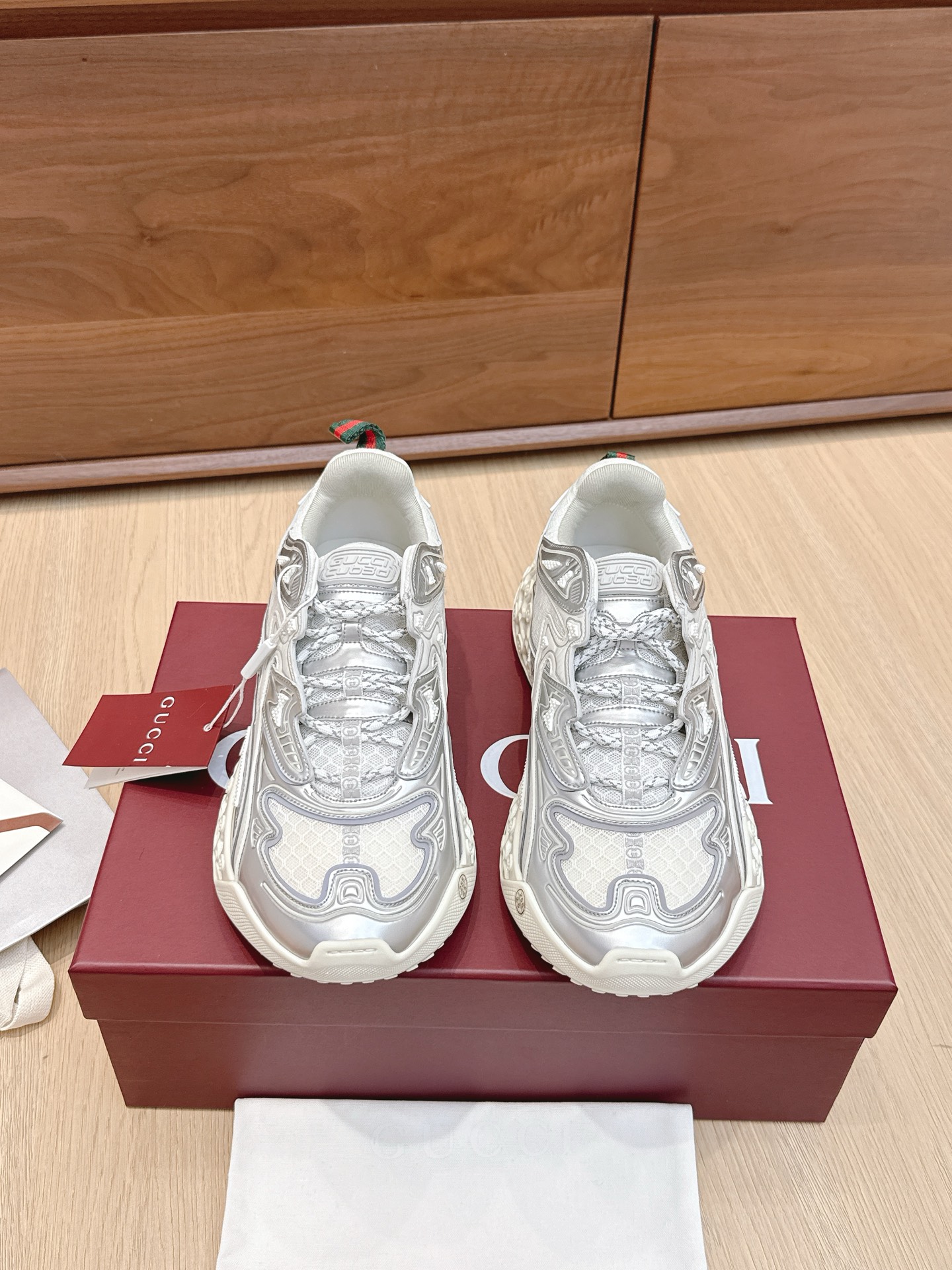 NO:468667,Purchase grade Gucci latest cub3d series, thick sole, casual, sports shoes, dad shoes, original purchase and development, making products, 2025 spring and summer series wonderful presents new shoes. This Gucci cub3d series sneakers cleverly combine innovative materials and exquisite configurations. The upper is made of sustainable material Demetra and mesh fabric, and the details are presented through high-frequency craftsmanship. The sole is filled with EVA material, the outside is made of TPU, and finally uses 3D interlocking double G pattern to add style to the style. The delivery counter is exquisitely packaged. Fabric: Original custom imported cowhide + mesh, customized imported breathable mesh, original sole open mold-proof rubber material, bottom thickness 4.5CM Size:  Men's 39-45, casual shoes/sports shoes, gucci, gucci, sneakers, cowhide19860909代购级 Gucci 古驰 最新cub3d系列 厚底 休闲 运动鞋 老爹鞋 原版购入开发 做货 2025春夏系列精彩呈献鞋履新作.这款Gucci cub3d系列运动鞋巧妙结合了创新材质与精致构型.鞋面采用可持续材料Demetra与网眼面料,细节之处经由高频工艺匠心呈现.鞋底内部填充EVA材料,外部采用TPU打造,最后以3D效果互扣式双G图案点睛,为款型平添风采 配送专柜精美包装 面料:原版定制进口牛皮+网面 内里定制进口透气网里 鞋底原版开模防滑橡胶材质 底厚4.5CM Size : 男款39-45,休闲鞋/运动鞋,gucci,gucci,sneakers,cowhide,Women's Shoes