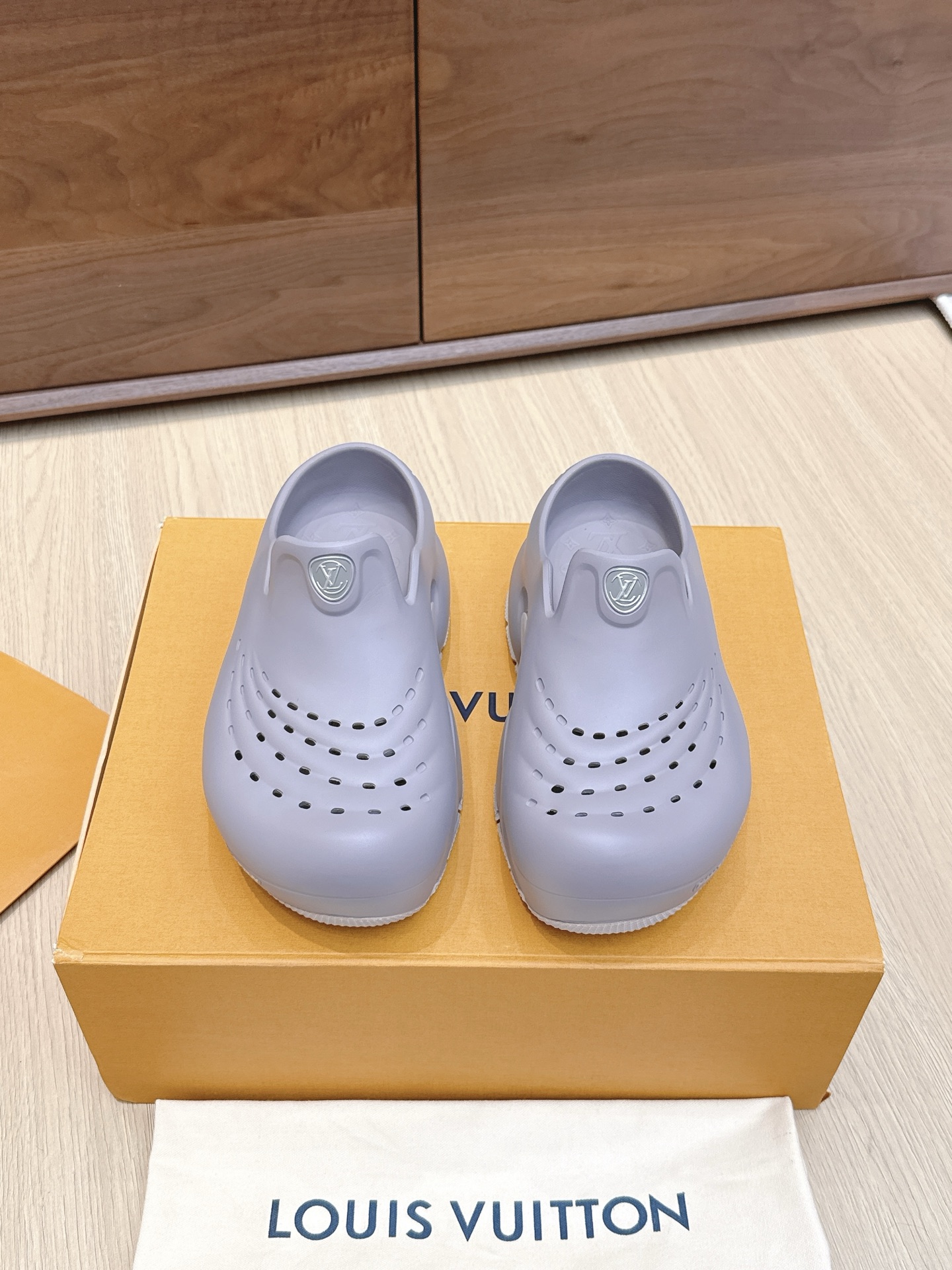 NO:468646,Purchase grade LV Louis Vuitton Ljiadou brand Shark series Hole Shark shoes Thick sole Sandals [big goods are the same as the original one and the size is one size] Original purchase and development Making goods LV Shark sandals debuted at Louis Vuitton Spring and summer men's clothing show, with a wide configuration made with EVA rubber. Metal Vuitton logo embellishes the front and back, Monogram flowers bloom on an anti-slip rubber outsole, paired with comfortable and tough insole. Waterproof design is convenient for water washing and cleaning. Delivery counter exquisite packaging Fabric: Original open mold rubber foam forming Inner: No inner Outsole: Original open mold anti-slip rubber material Sole thickness: 5CM Size: Men's 39-45, semi-drag, louis vuitton, louis vuitton, louis  vuitton,louis vuitton,slippers19860909代购级 LV 路易威登L家驴牌 Shark系列 洞洞 鲨鱼鞋 厚底 凉拖鞋【大货与原版一致偏大一码】 原版购入开发 做货 LV Shark 凉拖初次亮相于路易威登 春夏男装秀场,以 EVA 橡胶塑造宽大构型.金属 Vuitton 标识点缀前后,Monogram 花卉绽放于防滑橡胶外底,搭配舒适韧性鞋垫.防水设计方便水洗清洁. 配送专柜精美包装 面料: 原版开模橡胶发泡成型 内里: 无内里 大底: 原版开模防滑橡胶材质 底厚: 5CM Size: 男款39-45,半拖,louis vuitton,louis vuitton,louis vuitton,louis vuitton,slippers,Women's Shoes