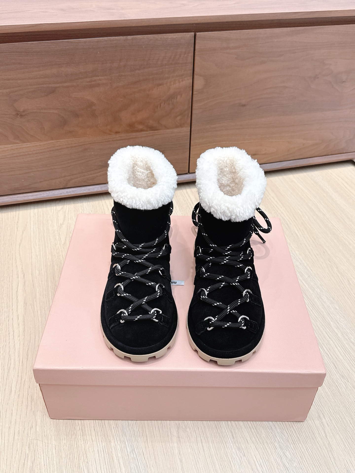 NO:468685,Purchase grade miumiu 2025 autumn and winter new fur short boots] awakens winter romance with fluffy texture, MIUMIU girl's snow fantasy!  [Soft velvet wrap, warmth step by step] Choose top-grade lamb fur, the touch is as soft as clouds, the inner layer is thickened, the temperature is not bloated, and the weather under zero is still light and dances lightly. This winter, let your feet fall into a gentle trap - #MIUMIU autumn and winter new products #Fur-short boots #Winter wear ceiling #Luxury girlish upper original high mercerized beef reverse velvet, original open mold combination foamed sole size35-40 (40 41 custom made), boots, miumiu, boots19860909代购级 miumiu2025秋冬新款毛毛短靴】  以蓬松质感唤醒冬日浪漫,MIUMIU少女的雪地幻想曲！ 【软绒包裹,步步生温】  选用顶级羊羔毛,触感如云朵般柔软,内里加厚保暖层,锁住温度不臃肿,零下天气依旧轻盈起舞.  这个冬天,让双脚陷进温柔陷阱——  #MIUMIU秋冬新品 #毛毛短靴 #冬日穿搭天花板 #奢华少女感 鞋面原版高丝光牛反绒 大底原版开模组合发泡大底 size35-40（40 41 定做）,靴子,miumiu,boots,Women's Shoes