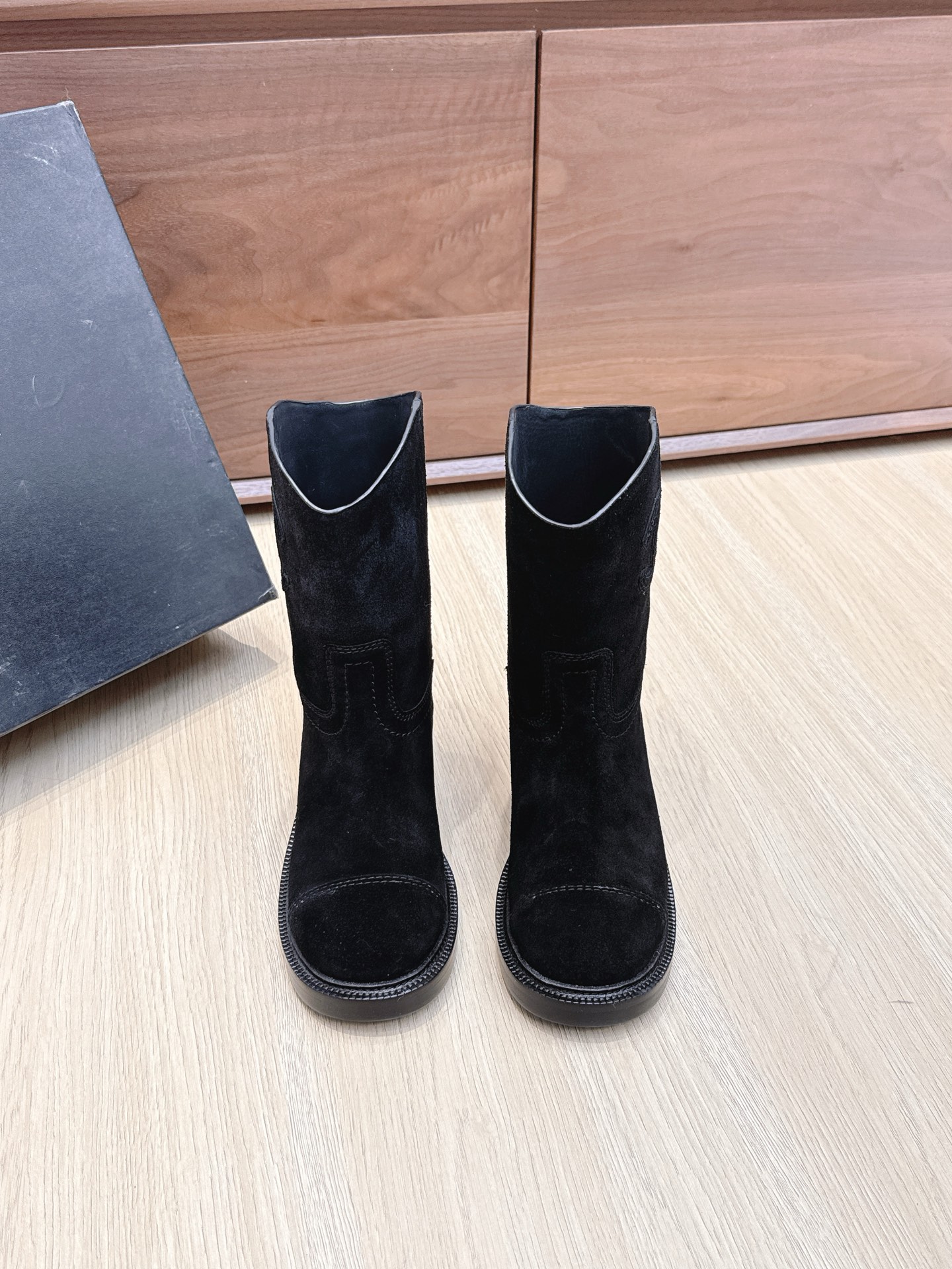 NO:468641,Purchasing grade CHANEL Chanel* new autumn and winter style. This knight boot is really a representative of handsome and fashionable. The boots are double-shaped and C-embroidered logo are low-key and luxurious!   Simple, fashionable, personal and grand!  Natural and smooth beauty, a kind of beauty that stuns the time, and long legs should be displayed in winter~ Upper calfskin/high mercerized beef reverse velvet inner cowhide inner cowhide inner heel height 4cm size 35-40 (40.41 custom made without return) Soles Italian thickened double leather soles, boots, chanel, chanel, boots, cowhide, Leather soles19860909代购级 CHANEL 香奈儿*秋冬新款  这款骑士靴真的是帅气时尚的代表,靴筒口双C电绣logo 低调不失奢华！  简约时尚个性又大气！自然流畅的美感,有种惊艳了时光的美感,冬日也要展现大长腿～ 鞋面小牛皮/高丝光牛反绒 内里牛皮内里 跟高4cm 码数35-40（40.41定制不退换） 鞋底意大利加厚双层真皮大底,靴子,chanel,chanel,boots,cowhide,Leather soles,Women's Shoes