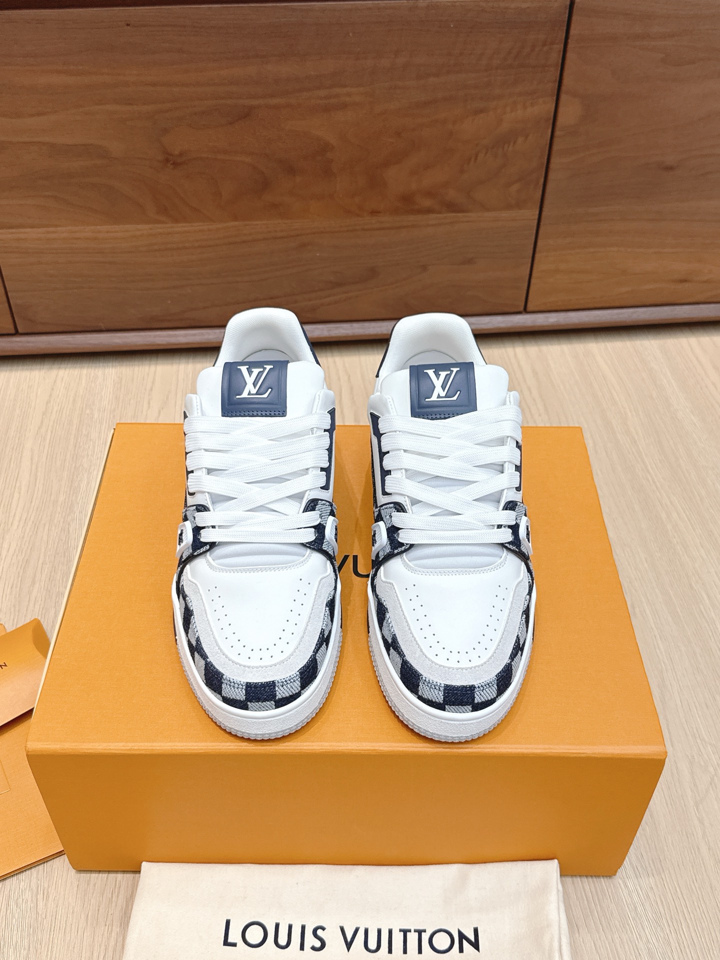 NO:468679,Purchase grade LV Trainer Louis Vuitton ingo joint brand Donkey brand L family couple style casual sports shoes skateboard shoes original purchase and development Made this model LV Trainer sneakers are depicted in smooth cowhide leather Monogram pattern, telling the inspiration of retro basketball shoes. Intricate upper embellishment LV letters, #54 logo traces the birth of the brand in 1854. The exquisite packaging of the delivery counter Fabric: original custom imported top layer cowhide Inner: original custom breathable net Outsole: original mold-opening anti-slip TPU material Sole thickness: 3CM Size: women's 35-41 / men's 38-4, casual shoes/sports shoes, louis vuitton, louis vuitton, louis vuitton, louis vuitton, louis vuitton, louis vuitton, louis  vuitton,sneakers,cowhide19860909代购级 LV Trainer路易威登 ingo联名 驴牌 L家 情侣款 休闲 运动鞋 滑板鞋 原版购入开发 做货 本款 LV Trainer 运动鞋为光滑牛皮革描绘 Monogram 图案,讲述复古篮球鞋的灵感启发.繁复鞋面点缀 LV 字母,#54 标识追溯品牌诞生的 1854 年 配送专柜精美包装 面料: 原版定制进口头层牛皮 内里: 原版定制透气网里 大底: 原版开模防滑TPU材质 底厚: 3CM Size: 女款35-41 / 男款38-4,休闲鞋/运动鞋,louis vuitton,louis vuitton,louis vuitton,louis vuitton,sneakers,cowhide,Women's Shoes