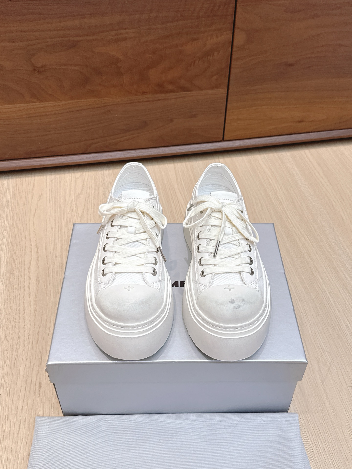 NO:468636,Purchase grade [Cloth] / Spring and summer new style cross flower, big toe thick sole, derby shoes, versatile minimalist style, the new work inherits the popular elements of many brands, and is bound to be very popular - canvas casual shoes, super cool, dark and versatile style, made of high-density breathable canvas, equipped with moderately comfortable thick sole, details also ensure that they are safe and difficult to move. Original imported cowhide leather, inner foot pad imported sheepskin, sole thick 5CM, original open molded cross flower molded rubber sole Size: 35-40 (40 custom made without return or exchange), casual shoes/sports shoes, sneakers, cowhide, sheepskin19860909代购级【布面】 / 春夏新款 十字花 大头厚底 德比鞋 百搭的极简风国潮,新作继承了诸多品牌制胜的流行元素,势必大热—帆布休闲鞋 超级酷 黑暗百搭 风 采用高密度透气帆布而成,配有高度适中的舒适厚底,细节还确保穿着稳妥不易移位 面料原版进口牛皮 内里垫脚进口羊皮 底厚5CM 鞋底原版开模十字花成型橡胶大底 Size:35-40（40定做不退换）,休闲鞋/运动鞋,sneakers,cowhide,sheepskin,Women's Shoes