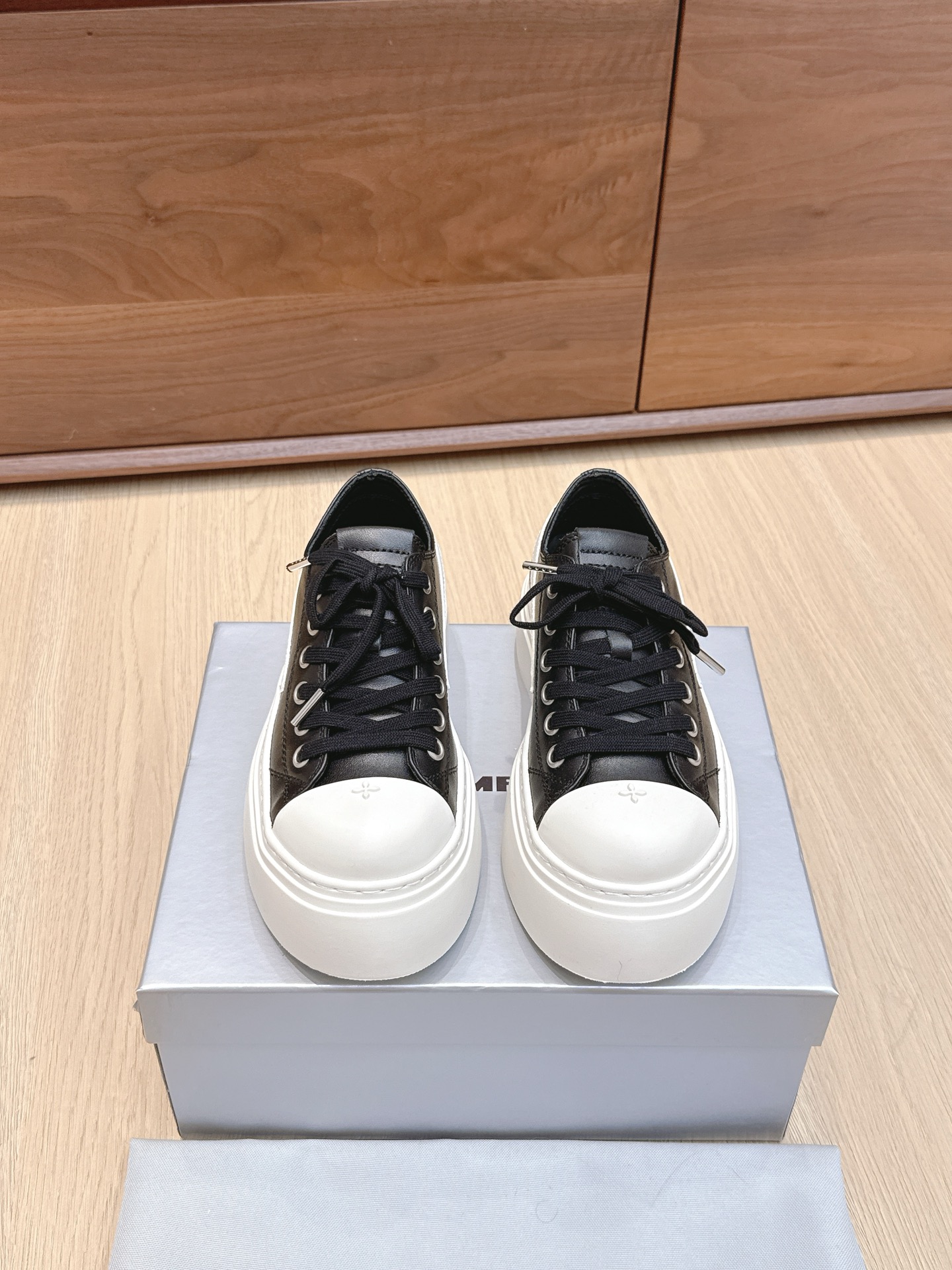 NO:468640,Purchase grade [Leather surface] / Spring and summer new style cross flower, big toe thick sole, derby shoes, versatile minimalist style, new work inherits many popular elements of the brand, and is bound to be very popular - canvas casual shoes, super cool, dark and versatile style, made of high-density breathable canvas, equipped with moderately comfortable thick sole, details also ensure that they are safe and easy to move. Original imported cowhide leather, inner foot pads imported sheepskin, sole thick 5CM, original open molded cross flower molded rubber sole Size: 35-40 (40 custom made without return or exchange), casual shoes/sports shoes, sneakers, cowhide, sheepskin19860909代购级【皮面】 / 春夏新款 十字花 大头厚底 德比鞋 百搭的极简风国潮,新作继承了诸多品牌制胜的流行元素,势必大热—帆布休闲鞋 超级酷 黑暗百搭 风 采用高密度透气帆布而成,配有高度适中的舒适厚底,细节还确保穿着稳妥不易移位 面料原版进口牛皮 内里垫脚进口羊皮 底厚5CM 鞋底原版开模十字花成型橡胶大底 Size:35-40（40定做不退换）,休闲鞋/运动鞋,sneakers,cowhide,sheepskin,Women's Shoes