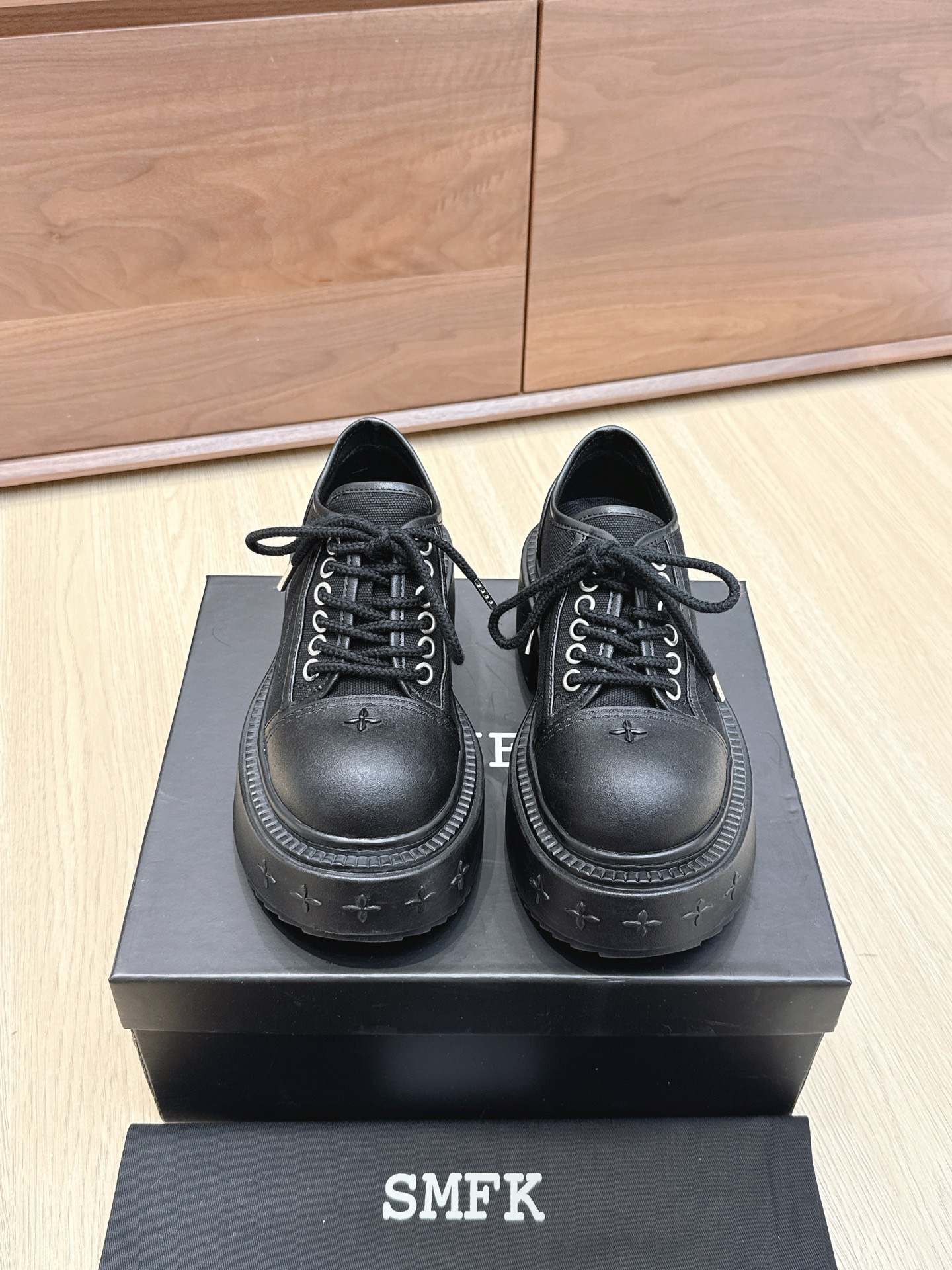 NO:468623,Purchase grade SMFK latest lace-up thick-soled casual shoes. Very simple and casually matched. Original toe-toe with hardware logo, upper imported cowhide/high mercerized beef reverse velvet Original molded fabric, inner dyed sheepskin, customized rubber non-slip sole, heel height 6cm Size#35-40 (40 custom made without return or exchange), Mary Jane, mary jane, cowhide, sheepskin19860909代购级 SMFK 最新系带厚底休闲鞋 极简随意搭配都很可 ,原版鞋头搭配五金logo, 鞋面 进口牛皮/高丝光牛反绒 原版开模布料 内里透染羊皮,定制橡胶防滑大底 跟高6cm Size#35-40（40定做不退换）,玛丽珍,mary jane,cowhide,sheepskin,Women's Shoes