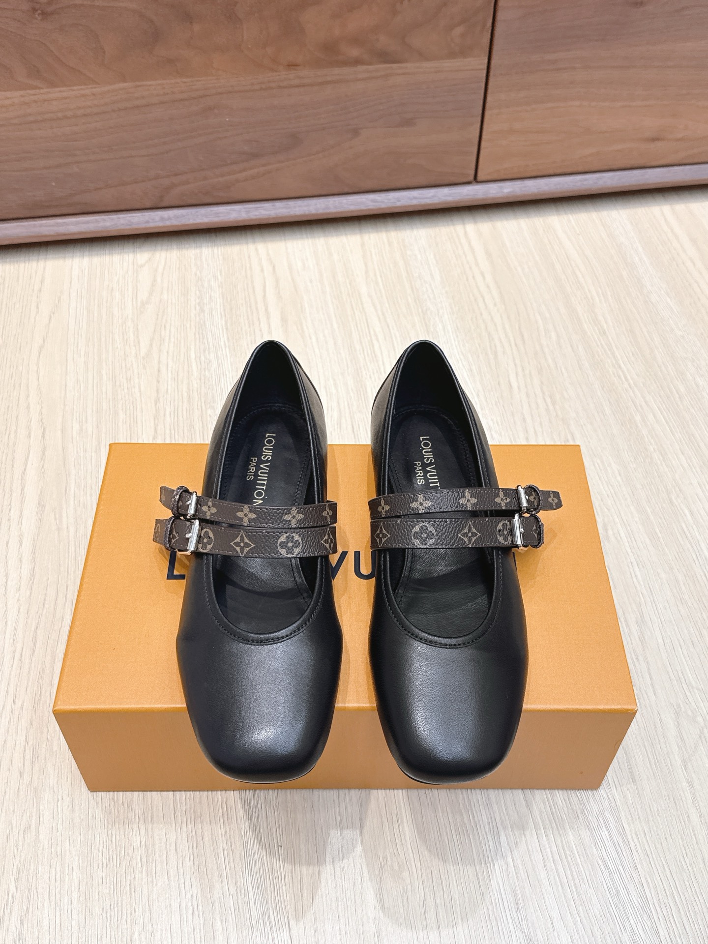 NO:468617,Purchasing grade L*V Donkey Brand 25WF new product old flower mesh double-belt Mary Zhen shoes really hit my girlish heart at a glance!  This pair of LV shoes directly weld the elegance and girlishness to the feet!  The mesh is light and breathable, faintly reveals the skin texture, comes with a gentle filter, and the cowhide presbyopia part continues the brand recognition, retro, noble, wear-resistant, and fabric-resistant, and not easy to deform. The iconic double-band design firmly fixes the ankles, and the details are exquisite with metal buckles. Whether it is paired with a college-style pleated skirt, French floral skirt, or simple jeans, you can easily hold it. The legs are stretched out instantly when you put your feet on, and wear it on daily commuting, dates and shopping. It is both temperamental and eye-catching enough. A true 'versatile and noble artifact' allows you to walk on the trendy tip every step!  The fabric is made of original custom mesh/cowhide, the inner foot pads are all sheepskin imported from Italy. Size35-39 (customized by 40/41), fur shoes, Mary Jane, louis vuitton, louis vuitton, mary jane, skirts, jeans, cowhide, sheepskin, Leather soles19860909代购级 L*V驴牌25WF新品老花网纱双带玛丽珍鞋 真的是一眼就戳中了我的少女心！ 这双LV鞋直接把优雅与少女感焊在脚上！ 网纱轻盈透气 隐约透出肌肤质感 自带温柔滤镜 牛皮老花部分则延续品牌辨识度 复古又显贵耐磨耐造还不易变形. 标志性的双带设计牢牢固定脚踝 搭配金属扣点缀细节处尽显精致. 无论是搭配学院风百褶裙、法式碎花裙,还是简约牛仔裤都能轻松hold住. 上脚瞬间拉长腿部线条,日常通勤、约会逛街穿它 既显气质又足够吸睛 妥妥的“百搭显贵神器” 让你每一步都走在时髦尖上！ 面料采用原版定制网纱/牛皮 内里垫脚均为羊皮 意大利进口真皮大底 size35-39（40/41定制）,毛毛鞋玛丽珍,louis vuitton,louis vuitton,mary jane,skirts,jeans,cowhide,sheepskin,Leather soles,Women's Shoes