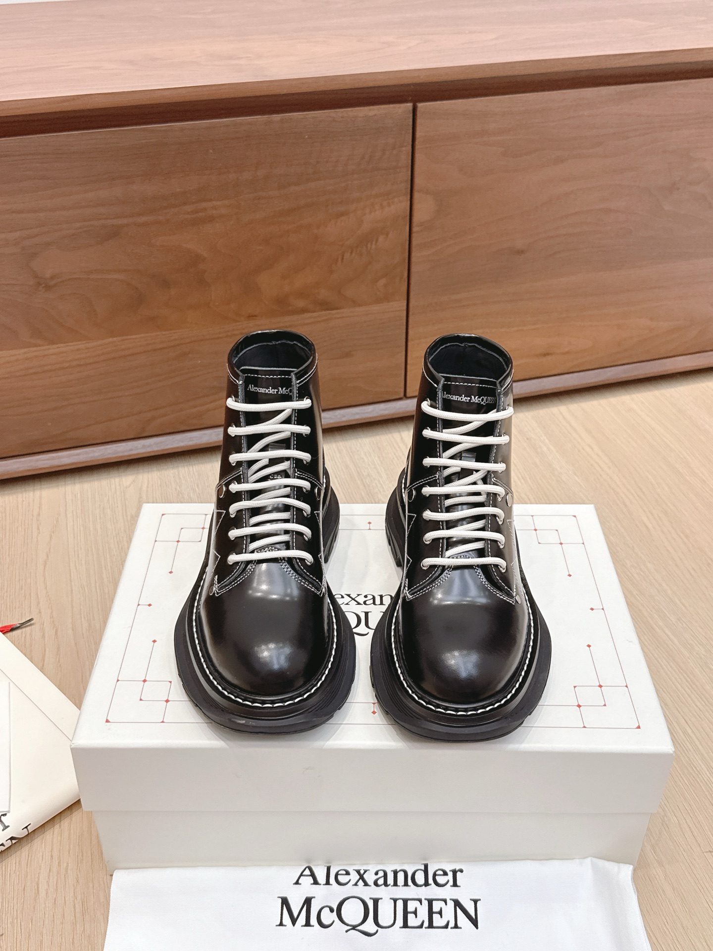 NO:469591,Purchasing grade McQueen classic thick-soled Martin boots upgraded!  upgrade!  Keep upgrading every year!  Absolutely [Top Quality of Big Factory] Yang Mi Guli Nazha, the same favorite of many celebrities!  About 4.5cm of sponge cake base!  Increase your height without tiring your feet. Shopping artifact. It is so stylish when you put your feet on!  Super slim!  Pure imported beaded cowhide leather fabric, with a warm color and texture!  It is definitely not comparable to ordinary domestic leather. The inner part of water-dyed cowhide is very flexible!  Leather edge strip original mold-opening anti-slip TPU large sole, super light and comfortable!  Size35-39 (40 custom made without return), boots, alexander mcqueen, boots, cowhide19860909代购级  麦昆经典厚底马丁靴 升级！升级！一直年年再升级！绝对【大厂顶级品质】杨幂 古力娜扎 众多明星同款最爱！4.5cm左右松糕底！增高不累脚 逛街神器 上脚超有风范！超显瘦！ 纯进口开边珠牛皮面料 ,色泽温润质感！绝不是普通国产皮所能比拟 水染牛皮内里 柔韧性十足！ 真皮沿条 原版开模防滑TPU大底,超轻超级舒适！ Size35-39（40定做不退换）,靴子,alexander mcqueen,boots,cowhide,Women's Shoes