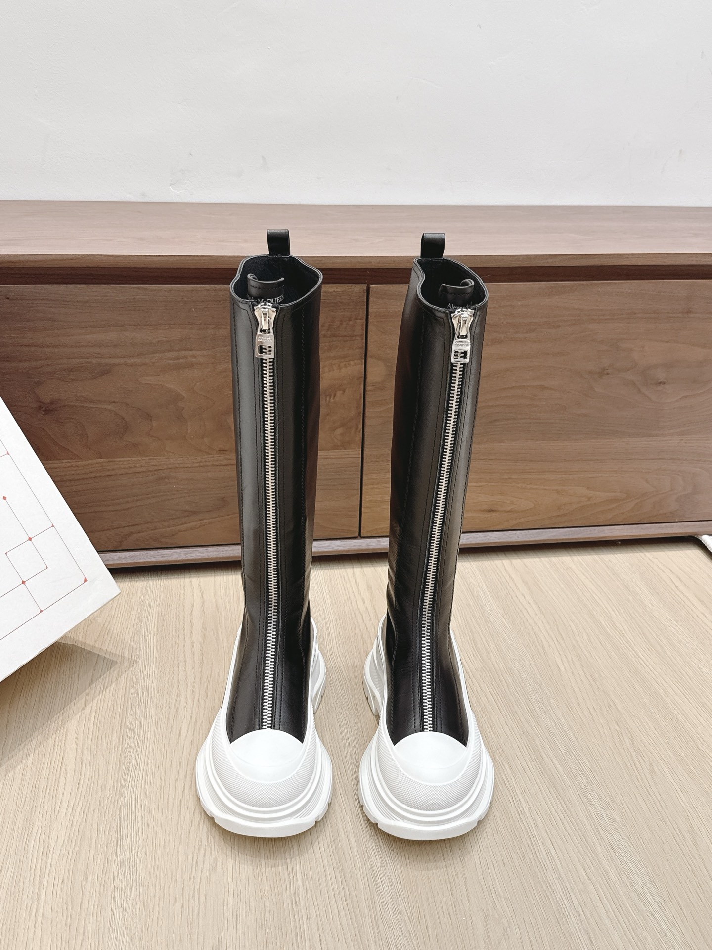 NO:469540,Purchasing grade McQueen classic thick-soled Martin boots upgraded!  upgrade!  Keep upgrading every year!  Absolutely [Top Quality of Big Factory] Yang Mi Guli Nazha, the same favorite of many celebrities!  About 4.5cm of sponge cake base!  Increase your height without tiring your feet. Shopping artifact. It is so stylish when you put your feet on!  Super slim!  Pure imported beaded cowhide leather fabric, with a warm color and texture!  It is definitely not comparable to ordinary domestic leather. The inner part of water-dyed cowhide is very flexible!  Leather edge strip original mold-opening anti-slip TPU large sole, super light and comfortable!  Size35-39 (40 custom made without return), boots, alexander mcqueen, boots, cowhide19860909代购级  麦昆经典厚底马丁靴 升级！升级！一直年年再升级！绝对【大厂顶级品质】杨幂 古力娜扎 众多明星同款最爱！4.5cm左右松糕底！增高不累脚 逛街神器 上脚超有风范！超显瘦！ 纯进口开边珠牛皮面料 ,色泽温润质感！绝不是普通国产皮所能比拟 水染牛皮内里 柔韧性十足！ 真皮沿条 原版开模防滑TPU大底,超轻超级舒适！ Size35-39（40定做不退换）,靴子,alexander mcqueen,boots,cowhide,Women's Shoes