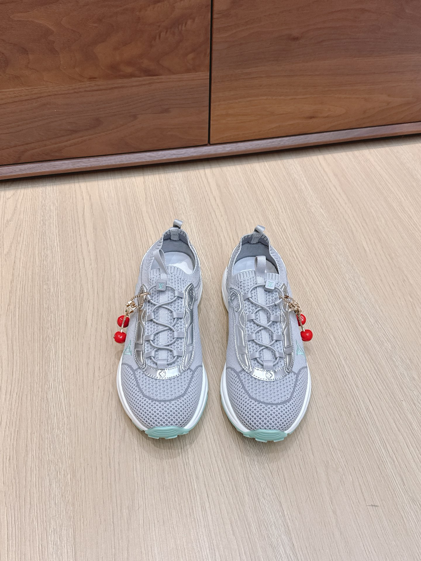 NO:469585,Purchasing grade accessories LV Louis Vuitton L Home Donkey Brand Latest Olympia Series Couple Style Silver Horn King Casual Sports Shoes Running Shoes This model LV Olympia Sports Shoes combine mesh fabrics with metal texture synthetic leather and other technological fabrics, reinterpreting the classic running shoe design with a neat and simple design. Light EVA outsole makes for a comfortable and flexible wearing experience. Monogram embossed and LV letters and other rich details establish recognition. Delivery counter exquisite packaging Fabric: original imported technology fabric + mesh surface Inner original customized breathable mesh Sole original open mold rubber foam material Sole thickness 3.5CM Size: women's 35-40 / men's 39-44, casual shoes/sports shoes, louis vuitton, louis vuitton, louis  vuitton, alexander wang,louis vuitton,sneakers19860909代购级配饰 LV 路易威登L家 驴牌 最新Olympia系列 情侣款 银角大王 休闲 运动鞋 跑鞋 本款 LV Olympia 运动鞋融合网格面料与金属质感合成皮革等科技面料,以利落简约设计重绎经典跑鞋设计.轻盈 EVA 外底成就舒弹穿着体验.Monogram 压纹与 LV 字母等丰富细节树立辨识度 配送专柜精美包装 面料:原版进口科技面料+网面 内里原版定制透气网里 鞋底原版开模橡胶发泡材质 底厚3.5CM Size:女款35-40 / 男款39-44,休闲鞋/运动鞋,louis vuitton,louis vuitton,louis vuitton,alexander wang,louis vuitton,sneakers,Women's Shoes