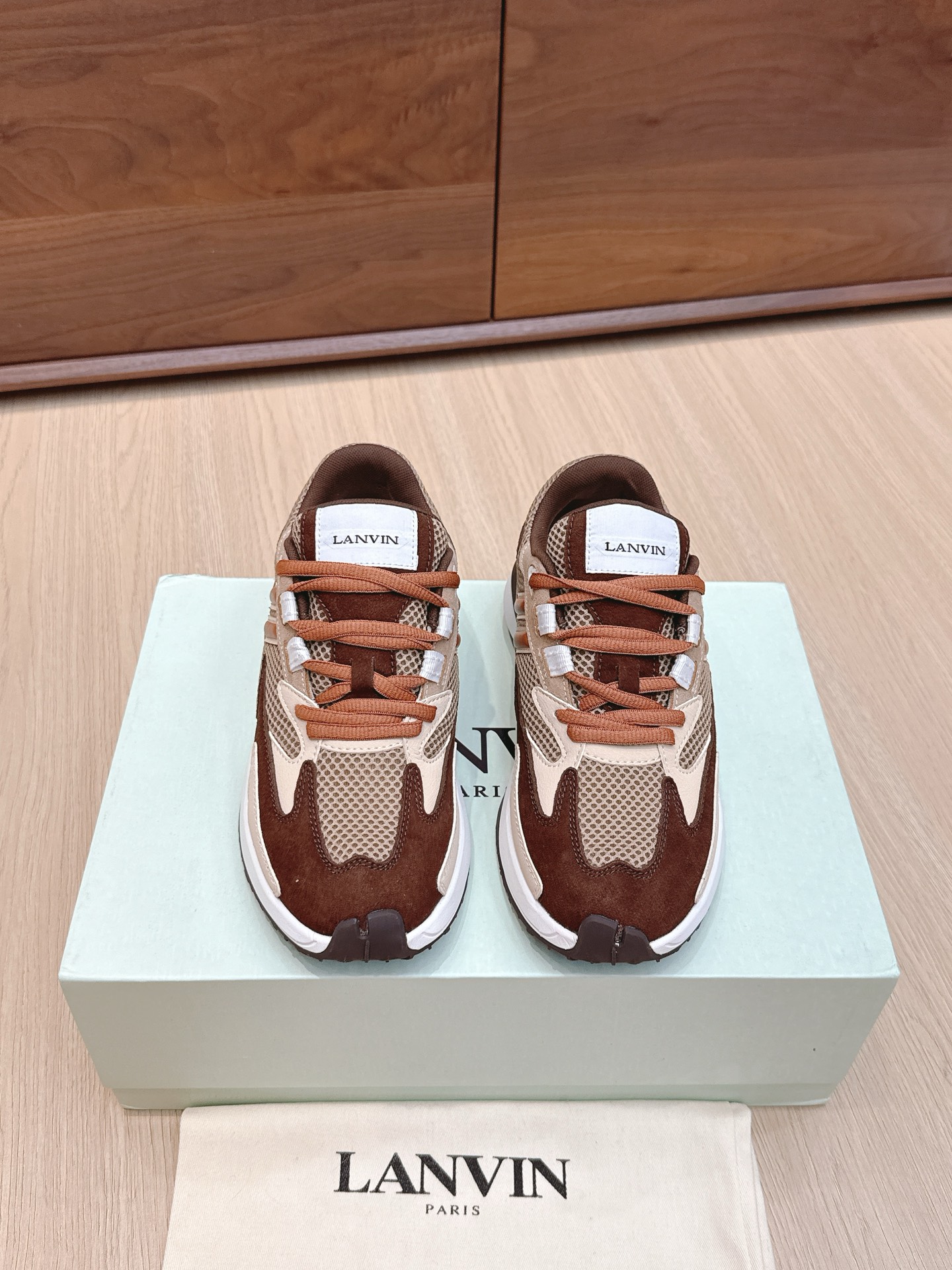 NO:469567,Purchase grade Lanvin Langfan Latest Jla series Couple style Mesh Thick Sole Casual Sports Shoes Running Shoes Original Purchase and Development Made Production This men and women's sneakers are light and comfortable, and the mesh design makes the upper lighter. Don't be afraid of stuffy feet, the shoes look fashionable with skirts and trousers. The upper is decorated with LANVIN classic J logo. The curved lines pay tribute to the circular elements of the LANVIN logo, showing the brand's ingenuity. This shoe combines sports, fashion and craftsmanship. The original customized mesh + cowhide inner lining original imported breathable mesh. The sole is exclusively opened and foamed + TPU material. Sole is 4CM thick. Size: Women's model 35-41 / Men's model 39-45. Pre-sale fifteen-day shipping, casual shoes/sports shoes, sneakers, skirts, cowhide19860909代购级 Lanvin浪凡 最新Jla系列 情侣款 网面 厚底 休闲 运动鞋 跑鞋 原版购入开发 做货 这款男女同款运动鞋轻便舒适,网片设计让鞋面更轻盈.不怕脚闷,鞋子搭配裙装裤装都显时尚.鞋面饰以LANVIN经典J 标志 弯曲线条致敬LANVIN标志的圆形元素,展现品牌匠心.这款鞋履集运动、时尚、工艺于一身 面料原版定制网面+牛皮 内里原版进口透气网里 鞋底独家开模发泡+TPU材质 底厚4CM Size:女款35-41 / 男款39-45 预售十五出货,休闲鞋/运动鞋,sneakers,skirts,cowhide,Women's Shoes