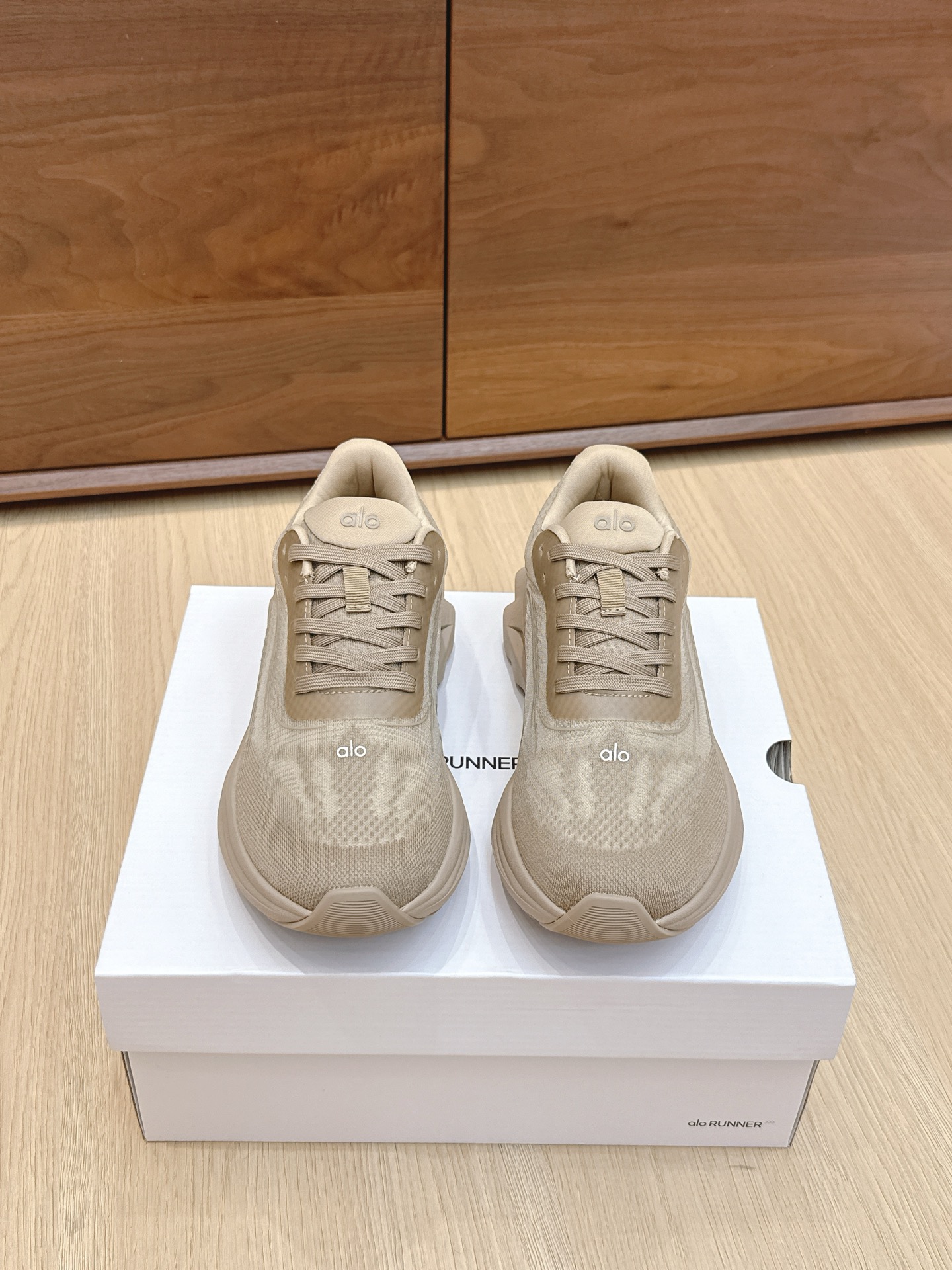 NO:469573,Purchase grade alo25s new spring and summer style, thick sole comfortable couple style, casual sports running yoga shoes alo understands girls better than Nike!  Super versatile!  And super comfortable!  It's a thick bottom but it's not heavy at all on the feet!  Very lightweight!  It looks better when putting on socks!  And it is recommended by celebrities. It is a model that increases your legs and makes your legs look thinner!  Super suitable for us small girls~ the shoes are also a classic color-blocking and contrasting design with the delicate leather texture on the upper!  !  Material original mold opening process mesh surface, outsole IP foam ultra-clear material rubber non-slip Size#women 35-40 (women 40 custom-made no return or exchange) #men 39-45 (men 45 custom-made no return or exchange), casual shoes/sports shoes, sneakers19860909代购级 alo25s 春夏新款 厚底舒适 情侣款 休闲 运动跑步瑜伽鞋 alo比耐克更懂女生！上脚超级百搭！而且超级舒适！是厚底款但是上脚一点都不沉重！ 非常轻便！套上袜套搭配更好看！而且还是明星同款推荐～上脚增高显腿细！ 超级适合我们小个子女生～鞋子整体也是经典的拼色撞色设计搭配鞋面细腻的真皮纹路肌理感！！ 材质原版开模工艺网面 大底IP发泡超清料底片橡胶防滑 Size#女35-40（女40订做不退换） #男39-45（男45订做不退换）,休闲鞋/运动鞋,sneakers,Women's Shoes