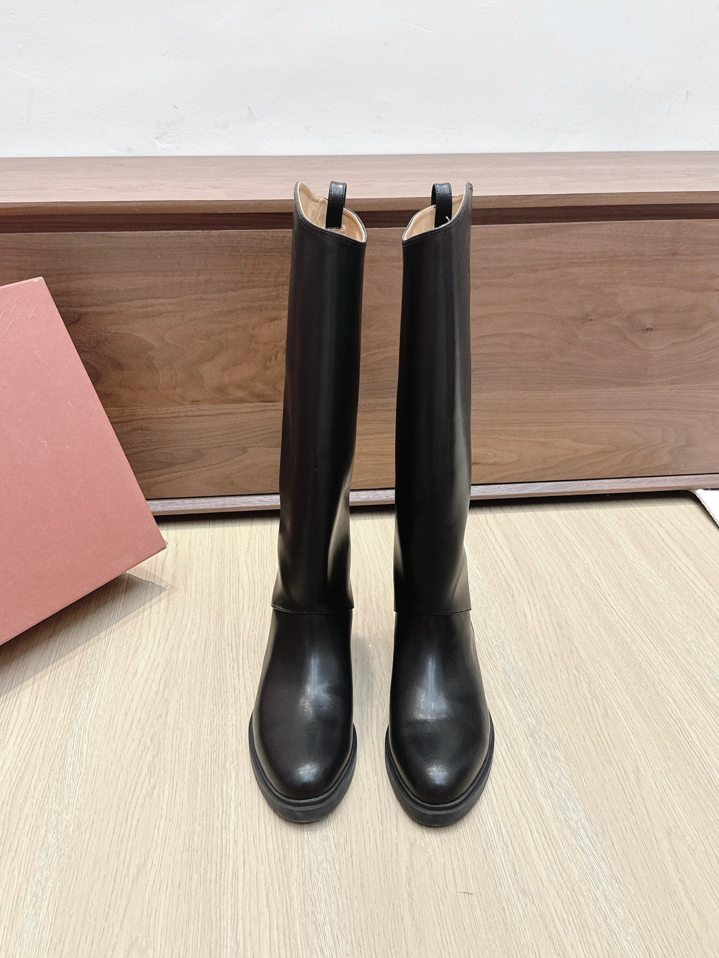 NO:469560,Purchase grade [Guangdong Manufacture] # Noyou Pianya The top luxury brand in Italy started with cashmere. It pursues quality and handicrafts, integrating innovative technology with traditional Italian style. This brand has always been low-key, but it is also awesome in luxury goods. The impeccable quality and luxurious material are the pride of the Loro Piana brand. This calf leather leather boot is just one, which is impressive~ When you have bought its shoes, many brands of shoes don’t want to wear it anymore. This is the evaluation of people who have worn this shoe. They will not be tired or scratch their feet for a day. This is the demanding requirements for the material, which will give such a beautiful feeling. Material introduction: imported calf leather with soft and textured fabric, inner sheepskin, lightweight and non-slip rubber sole  35/36/37/38/39/40 Customized, boots, loro piano, boots, cowhide, sheepskin19860909代购级【莞产】  # 诺悠翩雅 意大利顶级奢侈品牌,以羊绒起家, 来自意大利的它追求质量和手工,融创新技术与意大利传统风格为一体.这个牌子一直很低调,但是在奢侈品里也是很牛逼的 无可挑剔的品质和奢华的材质是Loro Piana品牌的骄傲,而这款小牛皮面革靴子恰好集两者于一身,令人印象深刻～当你买过它家的鞋子后,很多牌子的鞋子都不想穿了,这是穿过这款鞋的人对其的评价,穿一天不会累脚也不会磨脚,这就是对材质的要求苛刻,才会有这般美好的感觉. 材质介绍 面料柔软有质感的进口小牛皮 内里羊皮 大底轻质防滑橡胶大底 码数35/36/37/38/39/40定做,靴子,loro piana,boots,cowhide,sheepskin,Women's Shoes