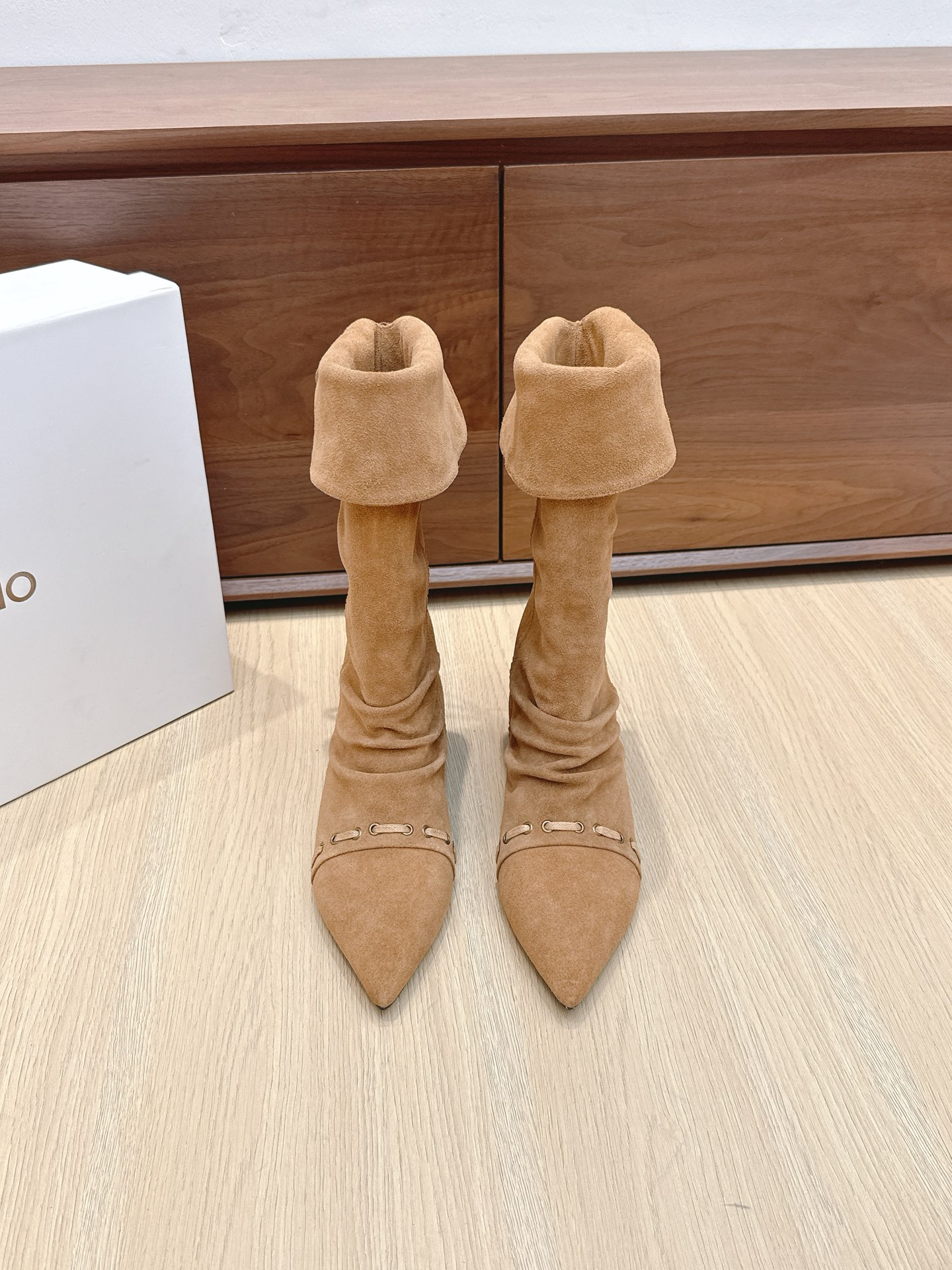 NO:495301,Purchase-based Unfolio brand new autumn and winter pile boots fashionable retro boots stacked and knee-length boots ankle boots Sienna stacked ankle boots, black selected calfskin, smooth and delicate leather, natural and smooth texture, firm and shiny, presenting a low-key and elegant texture; the reverse-haired cowhide style has a lazy and casual temperament, and the suede feels soft and gentle as it is worn, showing a loose and comfortable style. The inner part is made of high elastic fabric material, which is not stuffy in spring and summer, and the autumn and winter wrapping feels full, both warm and comfortable and skin-friendly. A 3cm invisible inner height-enhancing design is added, which not only modifies the leg lines, but also avoids the bulkiness of ordinary height-enhancing shoes, so you won’t be tired after wearing it for a long time.  The sole is made of ultra-soft rubber, with excellent flexibility, can bend flexibly with the pace, and has reliable anti-slip properties, making every step stable and comfortable. The upper is made of original imported cowhide/beef reverse velvet, inner foot pad sheepskin/Lycra, sole open mold rubber sole, inner height 3cm Size: 35-39 (40.41 custom made without return), boots, boots, cowhide, sheepskin19860909代购级 Unfolio 小众品牌秋冬新款堆堆靴时髦复古长靴堆叠感及膝靴踝靴 Sienna 堆叠感踝靴,黑色甄选小牛皮,皮质光滑细腻,纹理自然流畅,触感紧实且富有光泽,呈现低调优雅的质感;反毛牛皮款则自带慵懒随性气质,绒面触感柔和温润,随穿着愈发贴合足部,尽显松弛自在的风格. 内里均采用高弹织物材质,春夏季节穿着不闷脚,秋冬包裹感拉满,兼具保暖性与舒适亲肤性.特别加入3cm 隐形内增高设计,增高不突兀,既修饰腿部线条,又避免普通增高鞋的笨重感,久穿不累. 鞋底选用超软橡胶材质,柔韧度优异,能随步伐灵活弯曲,同时具备可靠的抗滑性能,让每一步都稳健舒适. 鞋面采用原版进口牛皮/牛反绒,内里垫脚羊皮/莱卡,鞋底开模橡胶大底 内增高3cm Size:35-39（40.41定做不退换）,靴子,boots,cowhide,sheepskin,Women's Shoes