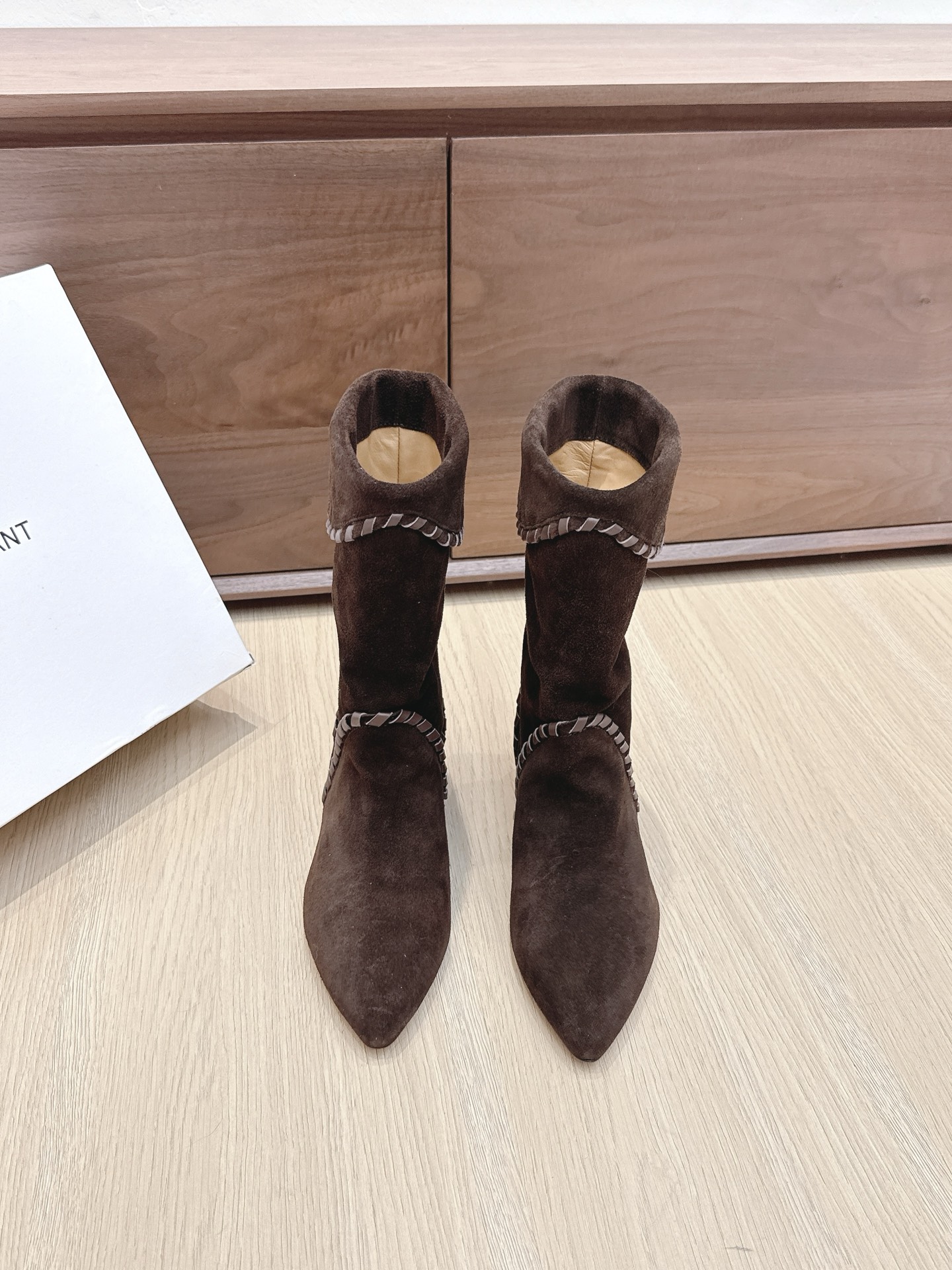 NO:495314,Purchase grade Isabel Marant autumn and winter catwalk boots. Boots that can be worn all year round are here. A pair of retro boots that are so popular. Simple retro design is % comfortable. You can do it every day when shopping and will never become a decoration in the shoe cabinet. Boots for cool girls are loose. Super thin legs are matched without any pears. Fashionable and versatile ins. The upper material is high mercerized beef tiles, cowhide and leather. Italian imported leather soles. Heel height is 5.5CM size 35-41 (40 41 customization), boots, boots, cowhide, Leather soles19860909代购级 伊莎贝尔Isabel Marant秋冬走秀款堆堆靴 一年四季都可以穿的靴子来了,一双封神的复古靴 简约复古设计,关键是舒适百分  逛街日常都可,绝不会成为鞋柜里的摆设. 酷女孩必备靴 靴筒宽松 超显腿细,搭配毫无鸭梨 时髦又百搭ins   鞋面材质为高丝光牛猄,内里牛皮里  意大利进口真皮大底  跟高5.5CM码数35-41（40 41定制）,靴子,boots,cowhide,Leather soles,Women's Shoes