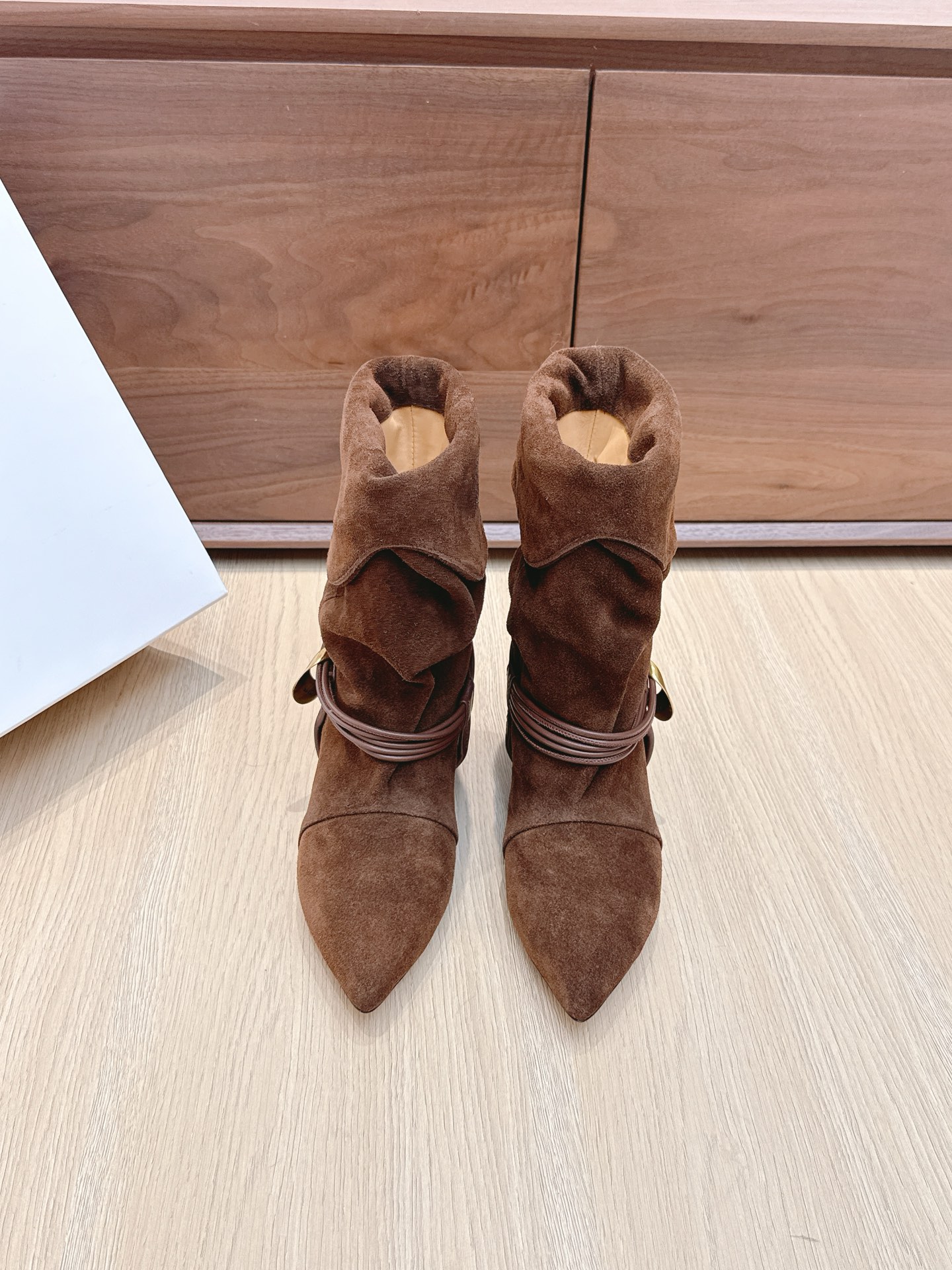 NO:495437,Purchase grade Isabel Marant autumn and winter catwalk boots. Boots that can be worn all year round are here. A pair of retro boots that are so popular. Simple retro design is % comfortable. You can do it every day when shopping and will never become a decoration in the shoe cabinet. Boots for cool girls are loose. Super thin legs are matched without any pears. Fashionable and versatile ins. The upper material is high mercerized beef tiles, cowhide and leather. Italian imported leather soles. Heel height is 5.5CM size 35-41 (40 41 customization), boots, boots, cowhide, Leather soles19860909代购级 伊莎贝尔Isabel Marant秋冬走秀款堆堆靴 一年四季都可以穿的靴子来了,一双封神的复古靴 简约复古设计,关键是舒适百分  逛街日常都可,绝不会成为鞋柜里的摆设. 酷女孩必备靴 靴筒宽松 超显腿细,搭配毫无鸭梨 时髦又百搭ins   鞋面材质为高丝光牛猄,内里牛皮里  意大利进口真皮大底  跟高5.5CM码数35-41（40 41定制）,靴子,boots,cowhide,Leather soles,Women's Shoes