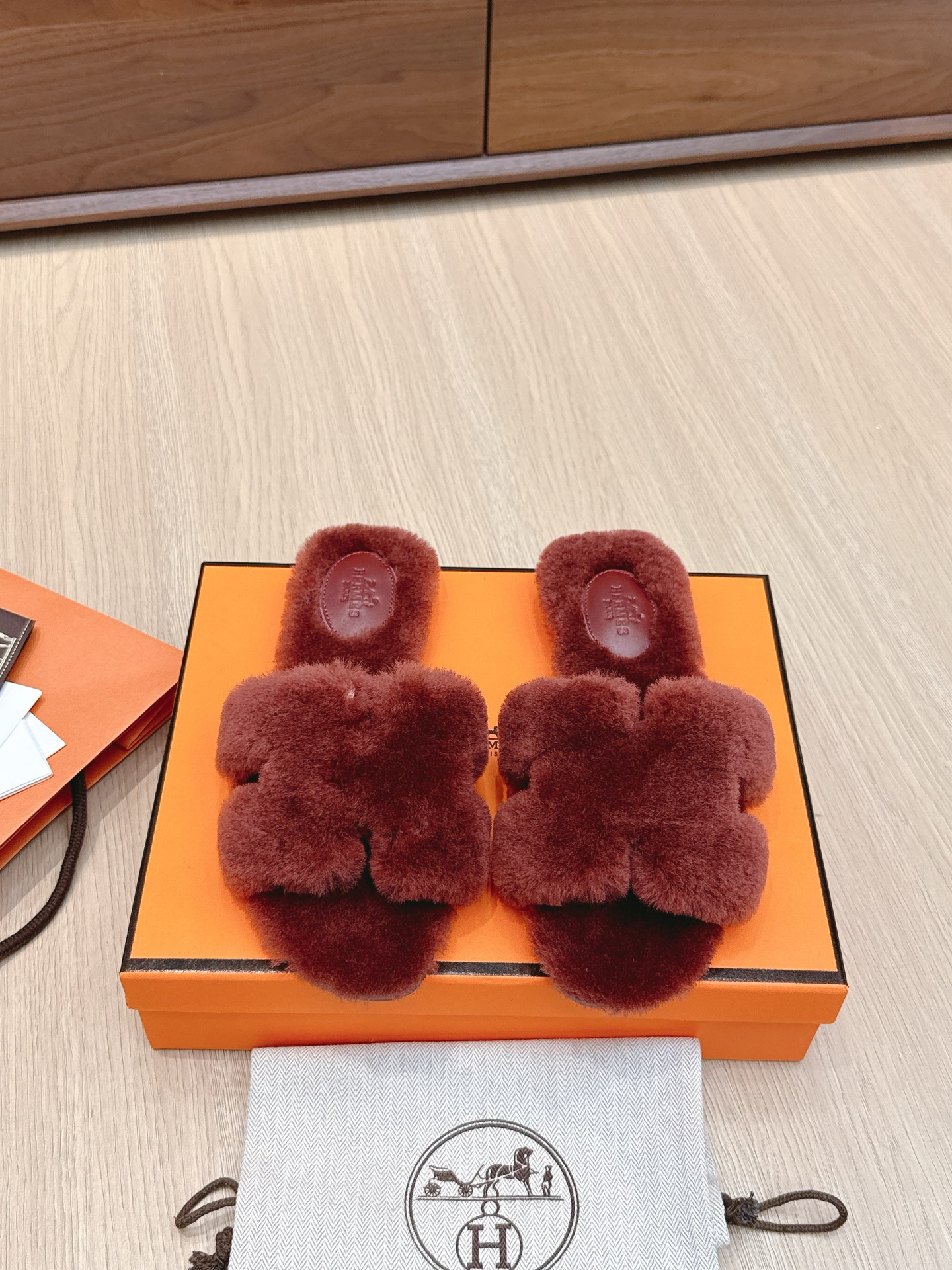 NO:495320,Purchase grade Hermes fw25 new arrival~ Hermes new autumn and winter H lamb wool slippers 25ss new color matching is made of high-density sheepskin fur. The wool is cut into straight hair~ it looks fluffy and warm, cute, it looks super good on the feet, it shows temperament~the touch is soft, comfortable and easy to wear!  Fur integrated material, Italian imported cowhide size 35-42 (40 41 42 customized, non-return and exchange), fur shoes and slippers, hermes, hermes, slippers, cowhide, sheepskin19860909代购级 Hermes fw25 new arrival～ 爱玛仕秋冬新品H羔羊毛拖鞋 25ss新配色选用高密度羊皮毛一体材质 毛质为剪糕直毛～看起来蓬松温暖 可爱 上脚超好看 显气质～触感柔软 舒适好穿啊！ 皮毛一体材质,鞋底意大利进口牛皮 size 35-42（40 41 42订做不退换）,毛毛鞋拖鞋,hermes,hermes,slippers,cowhide,sheepskin,Women's Shoes